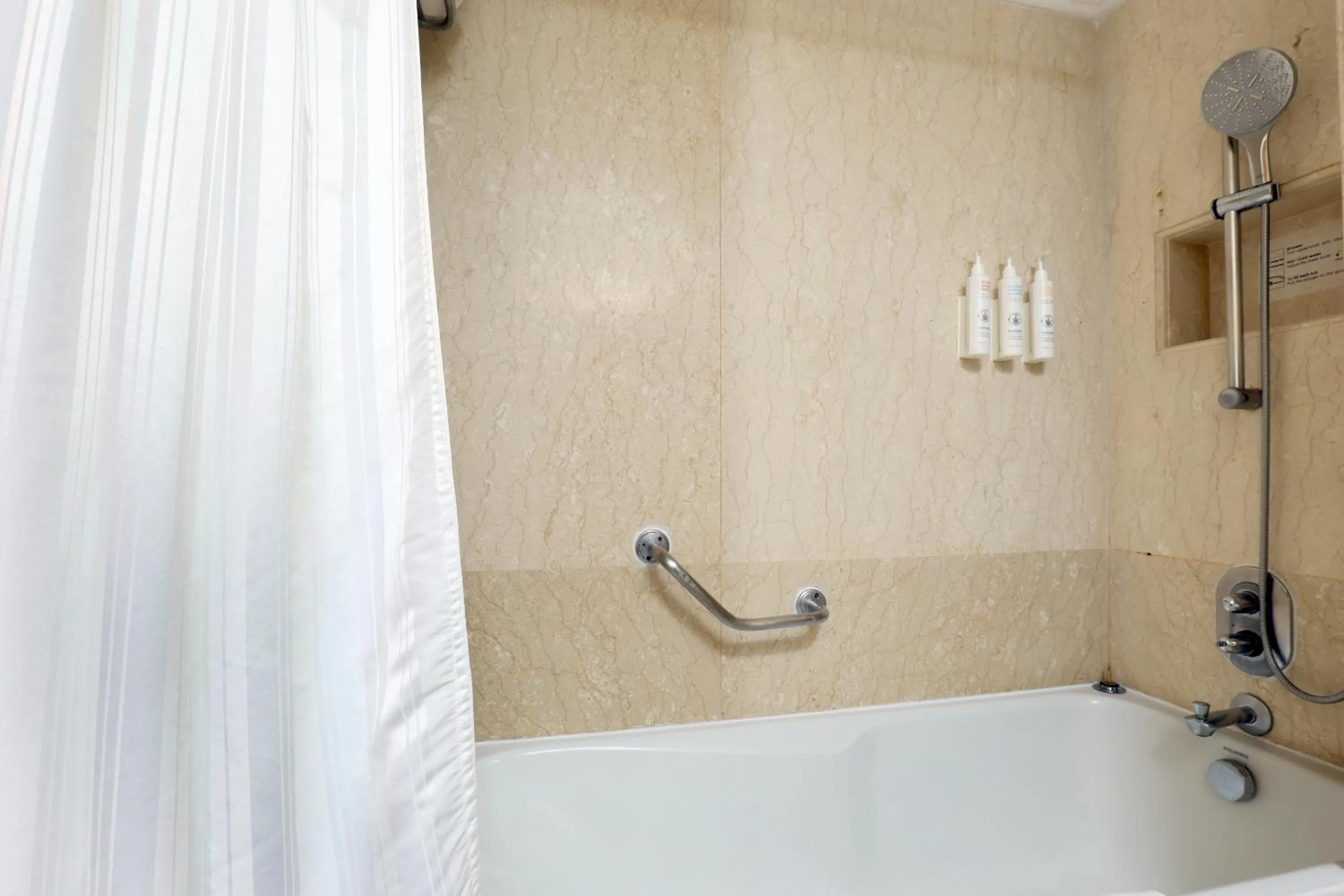Shower in Le Royal Meridien Chennai