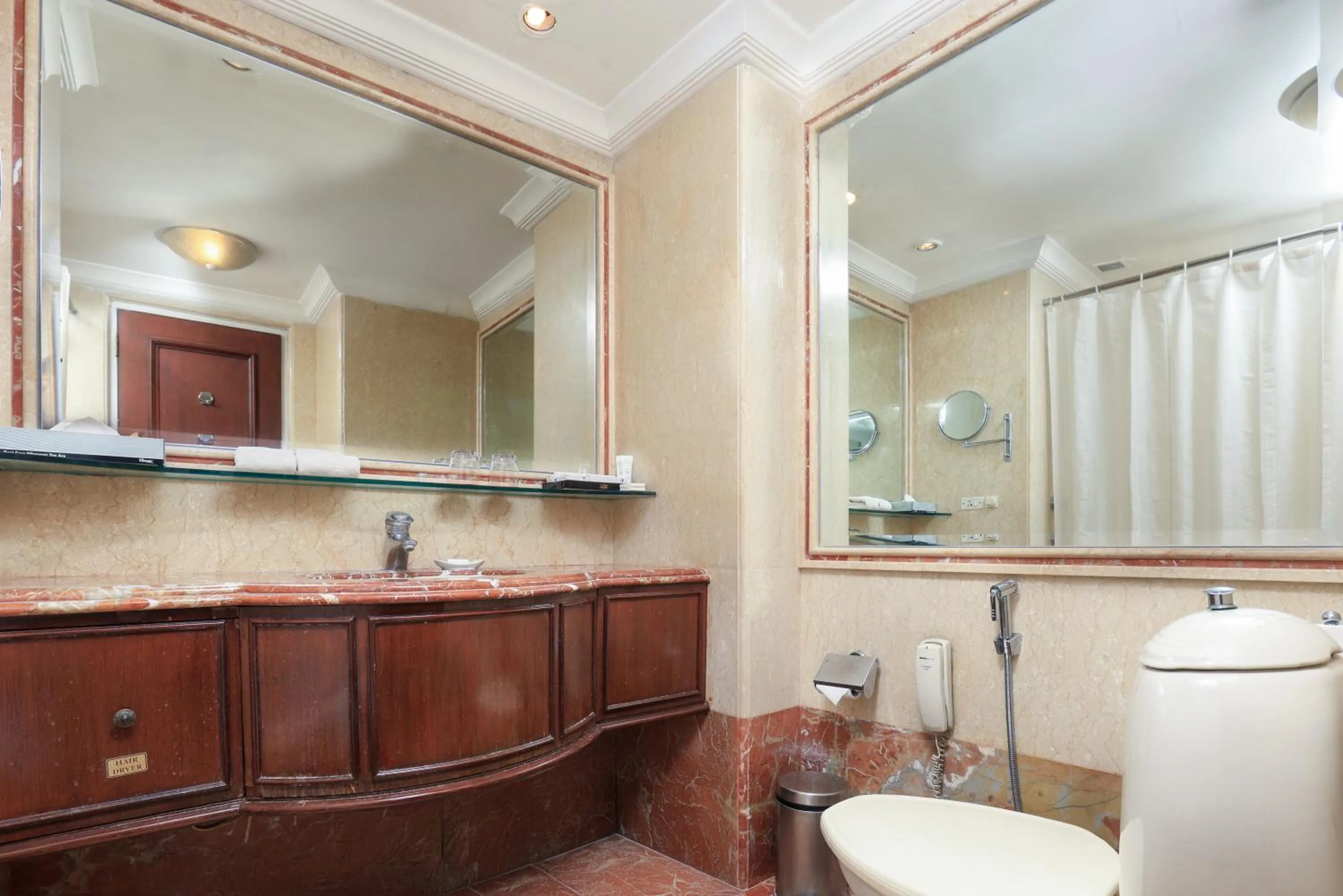 Bathroom in Le Royal Meridien Chennai