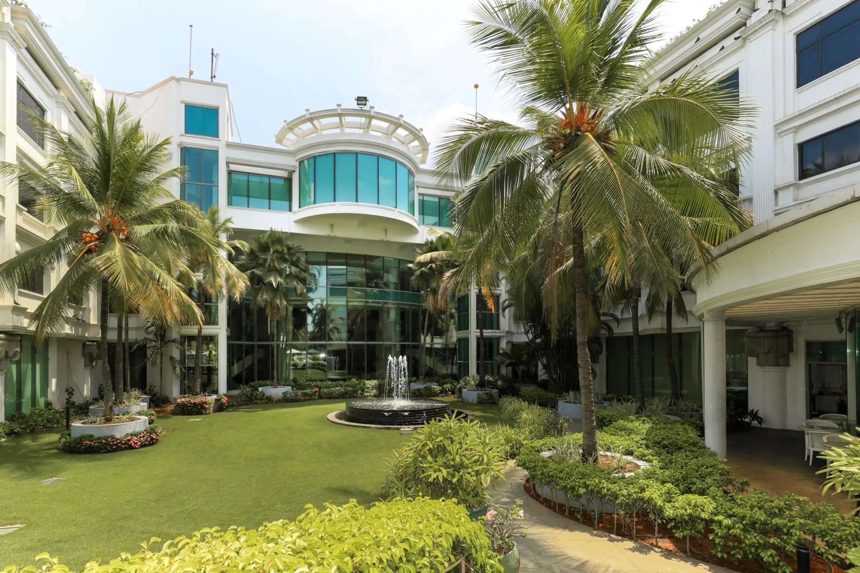 Swimming pool in Le Royal Meridien Chennai