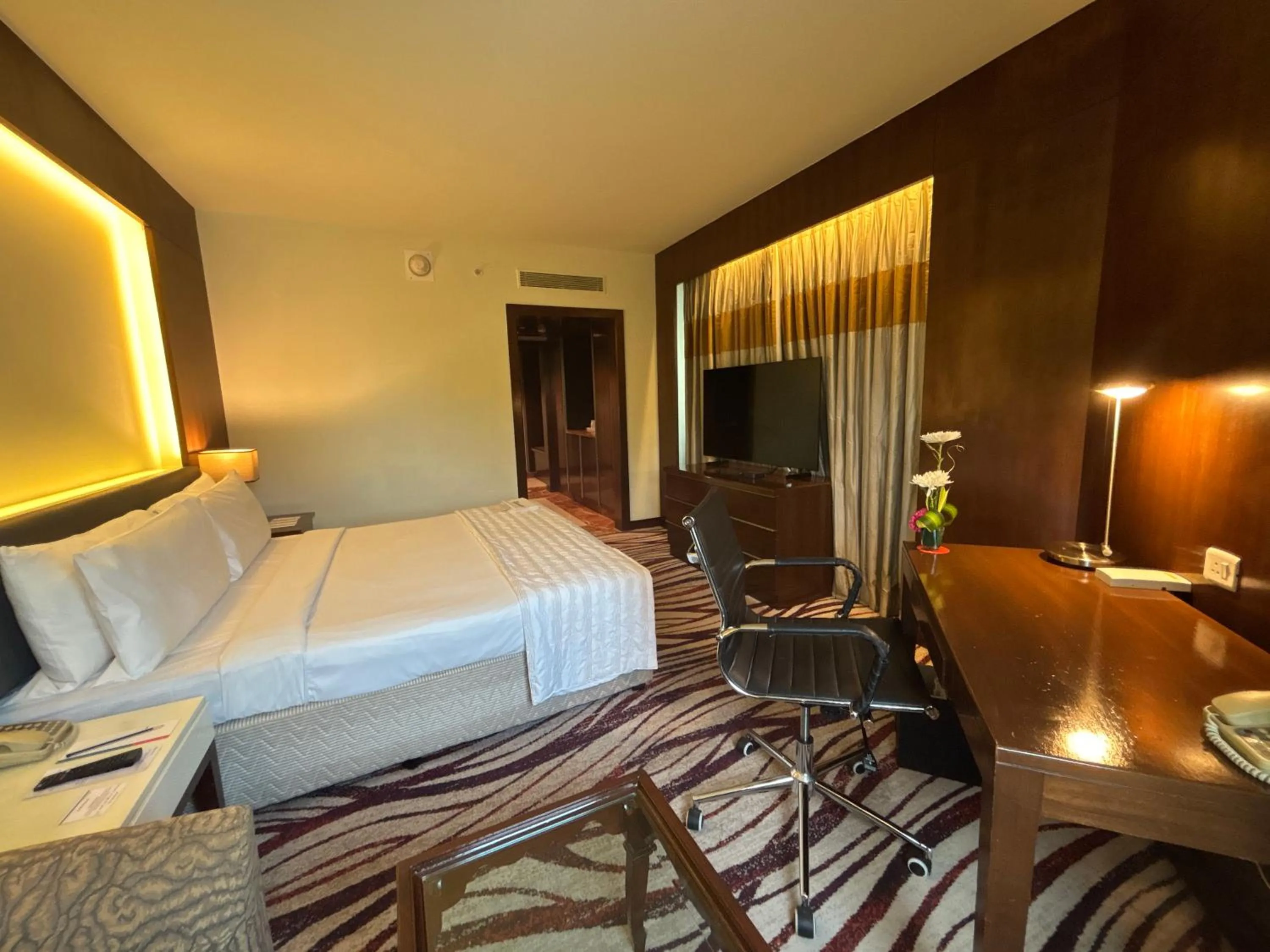 Bed in Le Royal Meridien Chennai