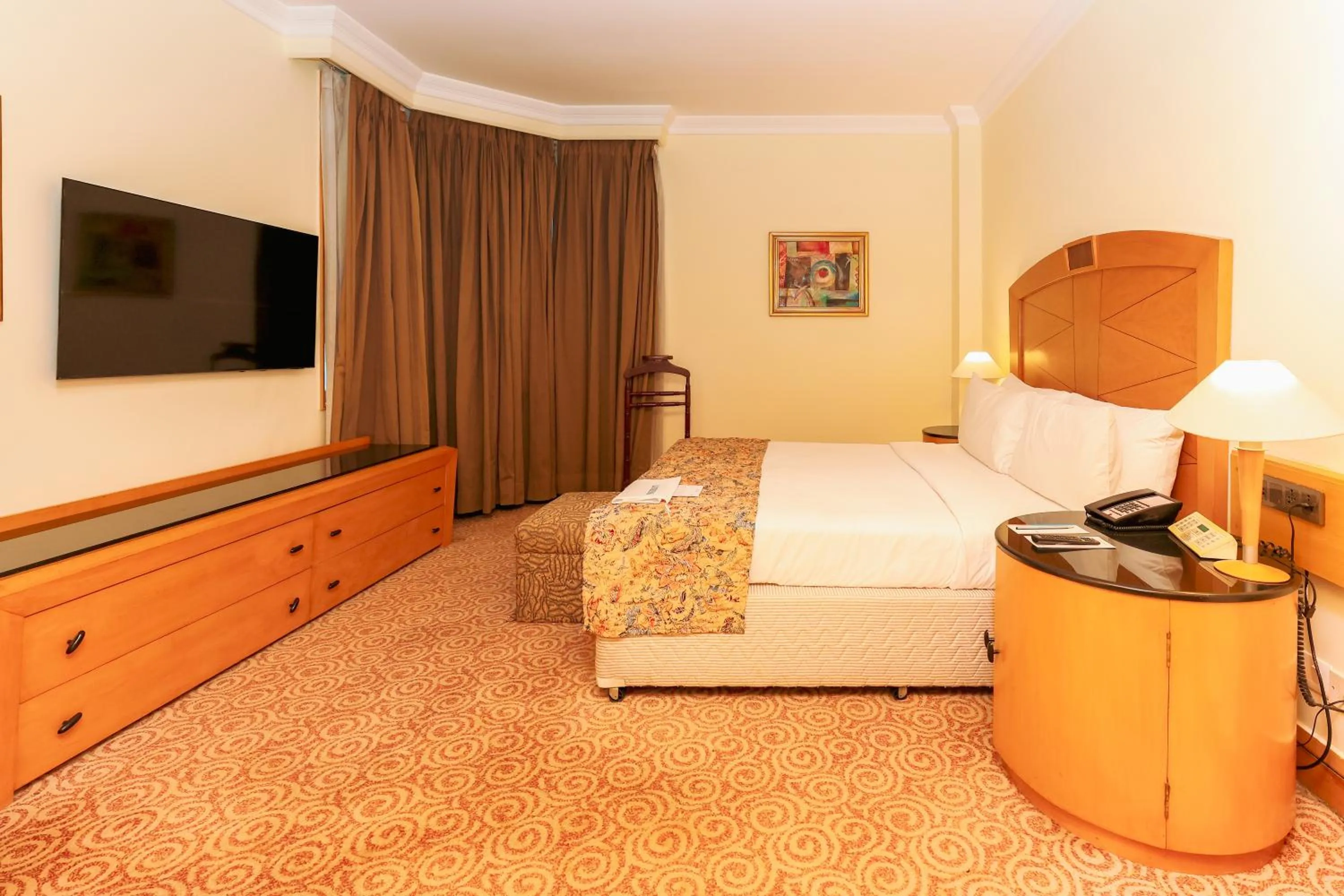 Bedroom, Bed in Le Royal Meridien Chennai