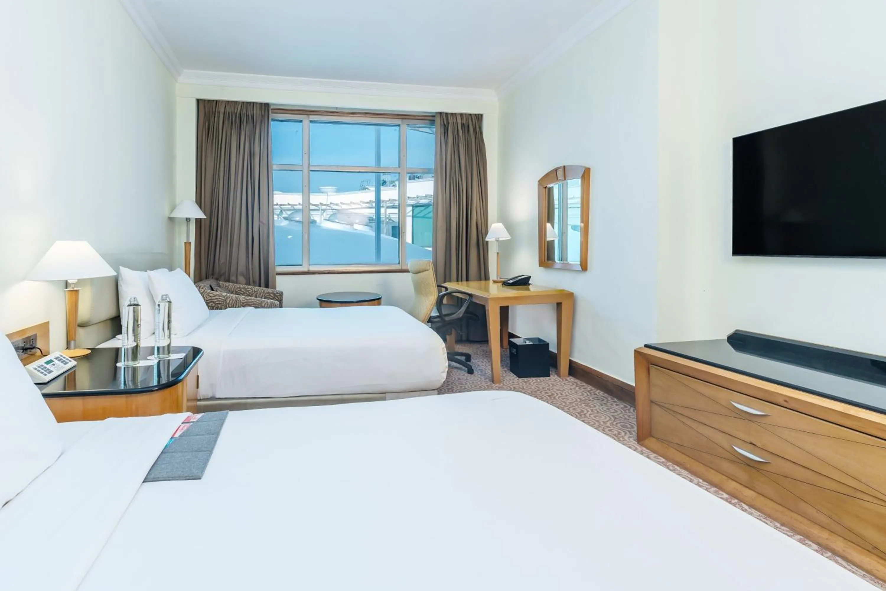 Photo of the whole room, Bed in Le Royal Meridien Chennai