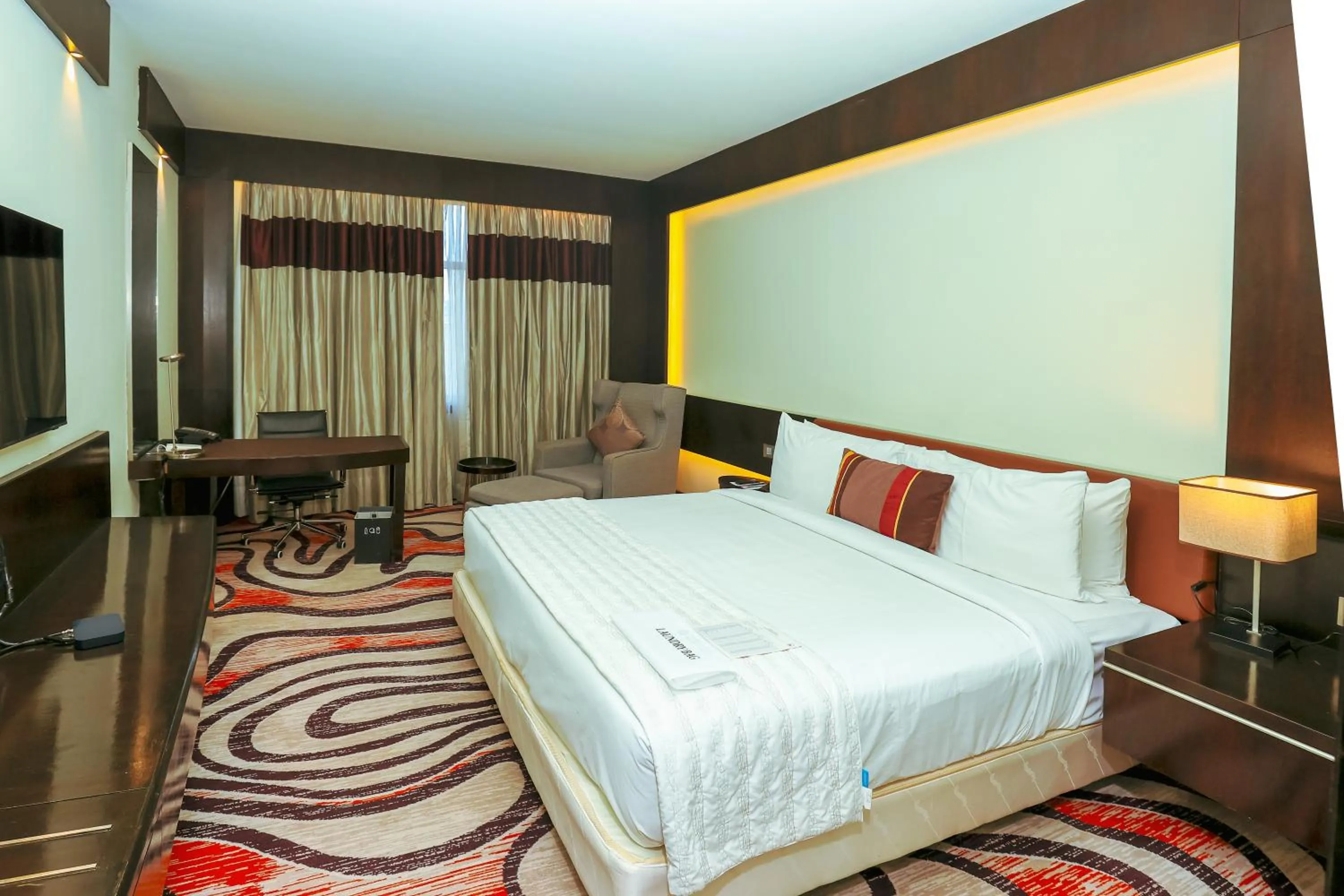 Bedroom, Bed in Le Royal Meridien Chennai