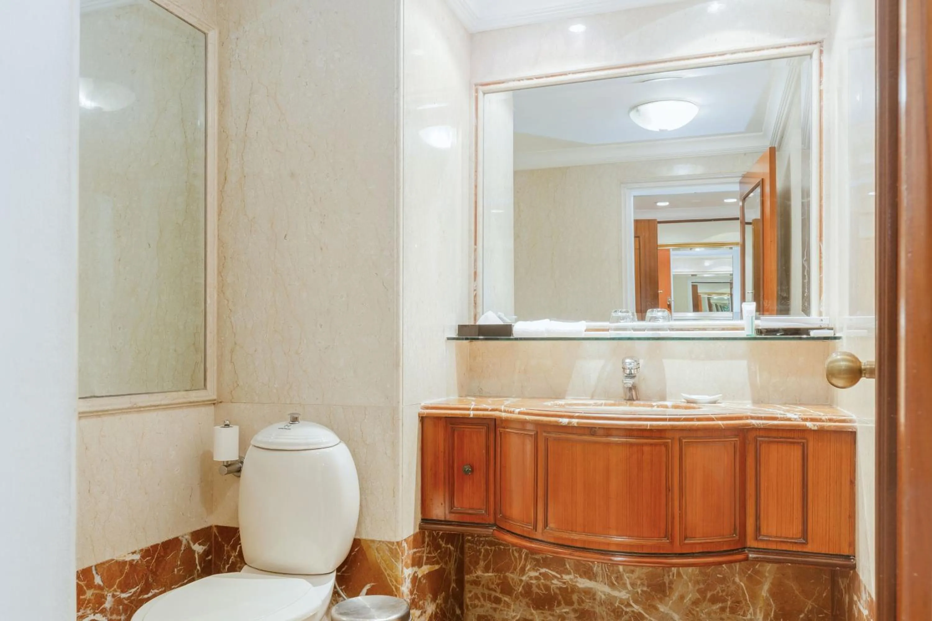 Bathroom in Le Royal Meridien Chennai