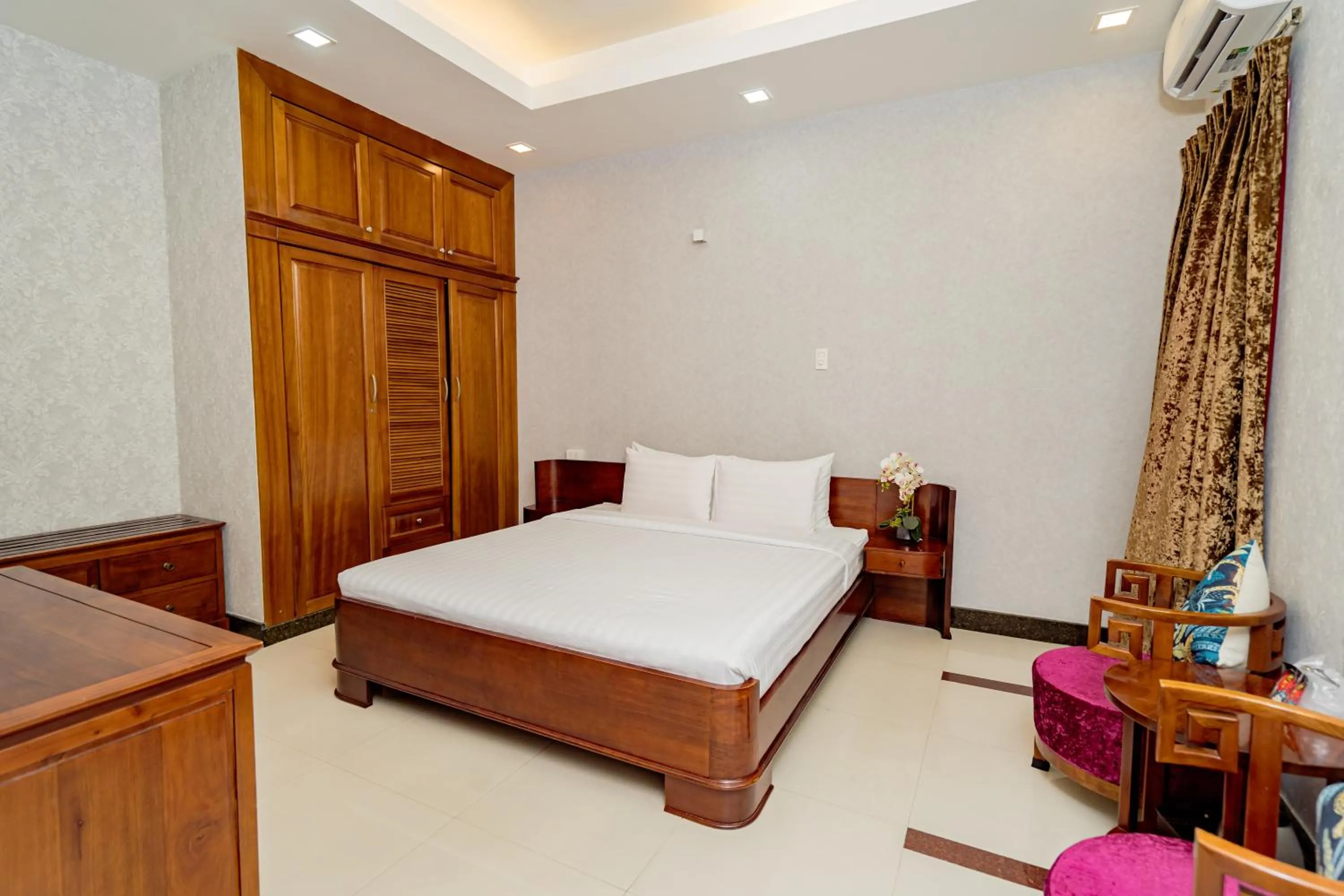 Photo of the whole room, Bed in Ben Thanh Retreats Hotel