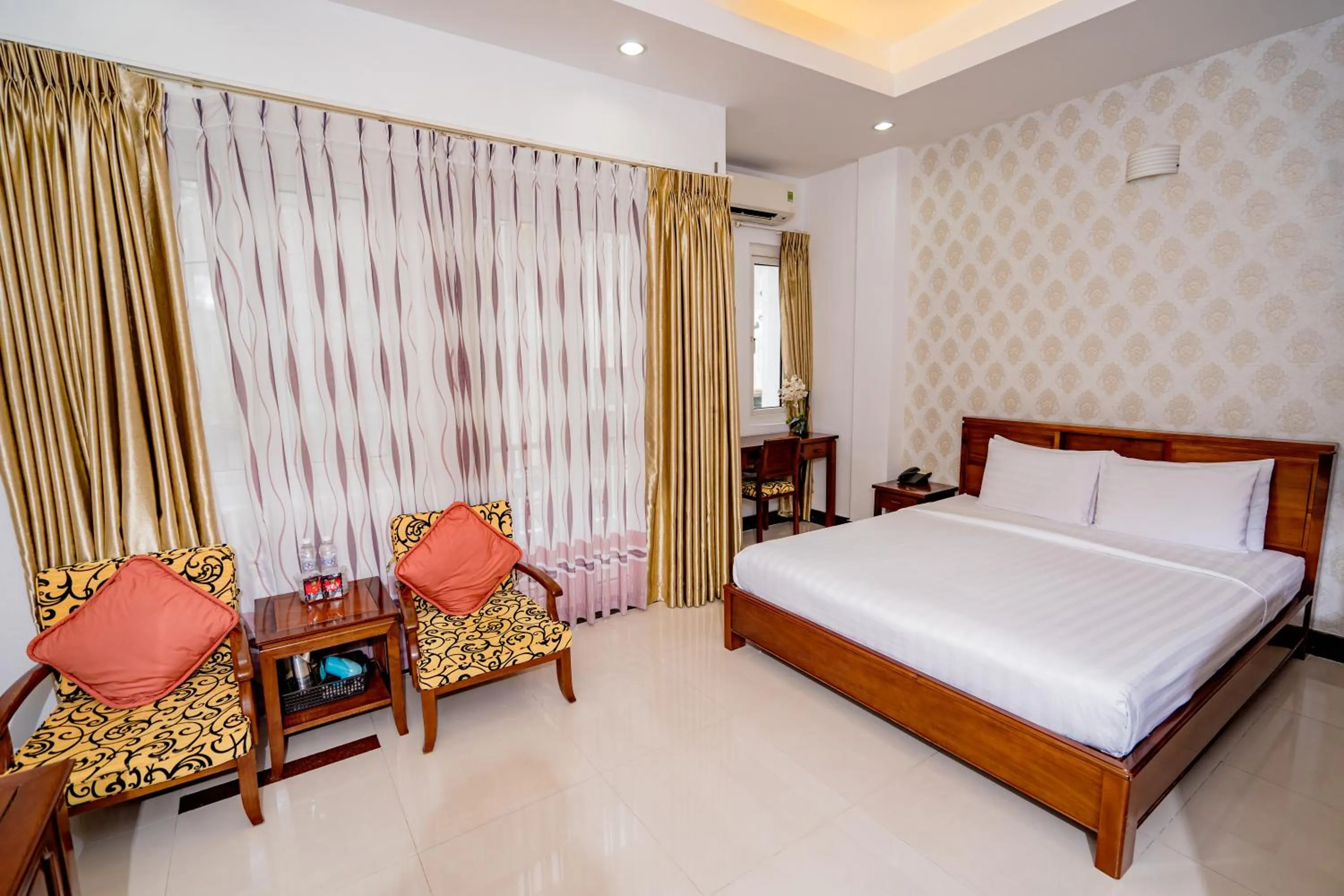 Photo of the whole room, Bed in Ben Thanh Retreats Hotel
