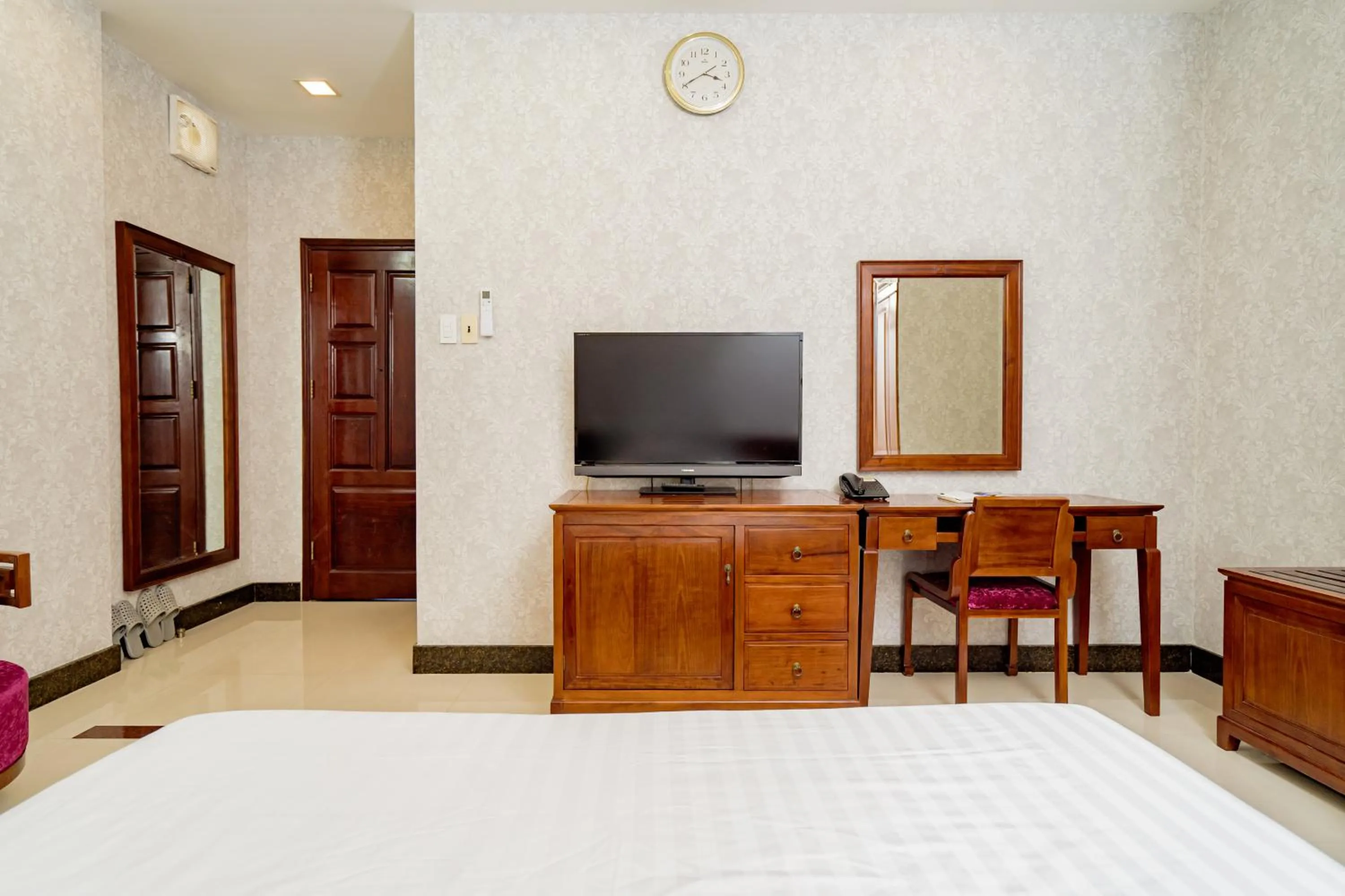 Photo of the whole room, Bed in Ben Thanh Retreats Hotel