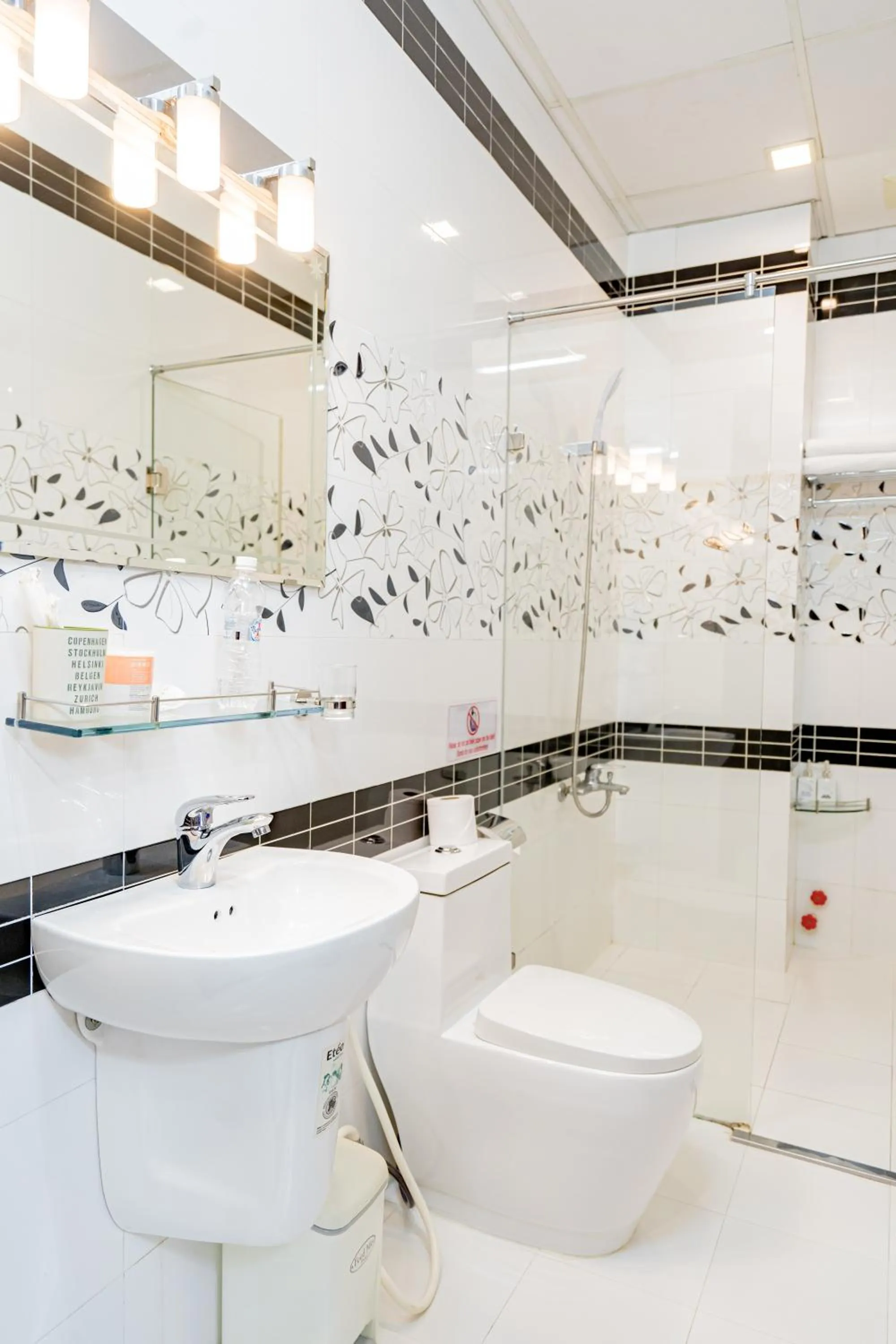 Toilet in Ben Thanh Retreats Hotel