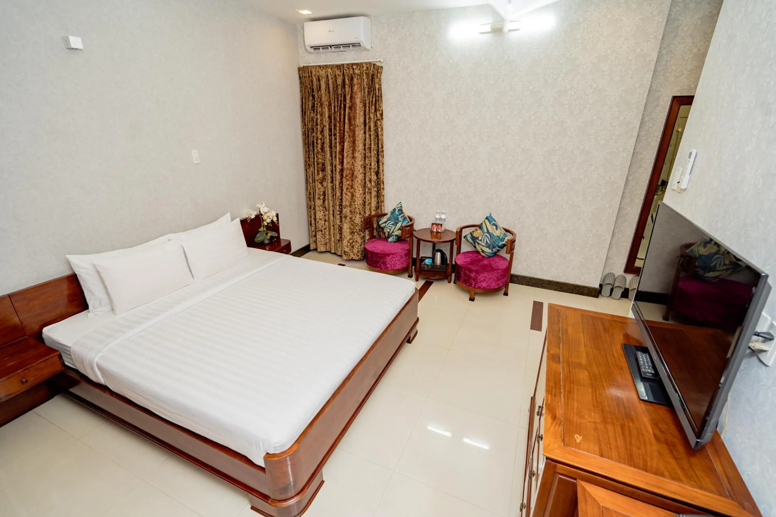 Photo of the whole room, Bed in Ben Thanh Retreats Hotel