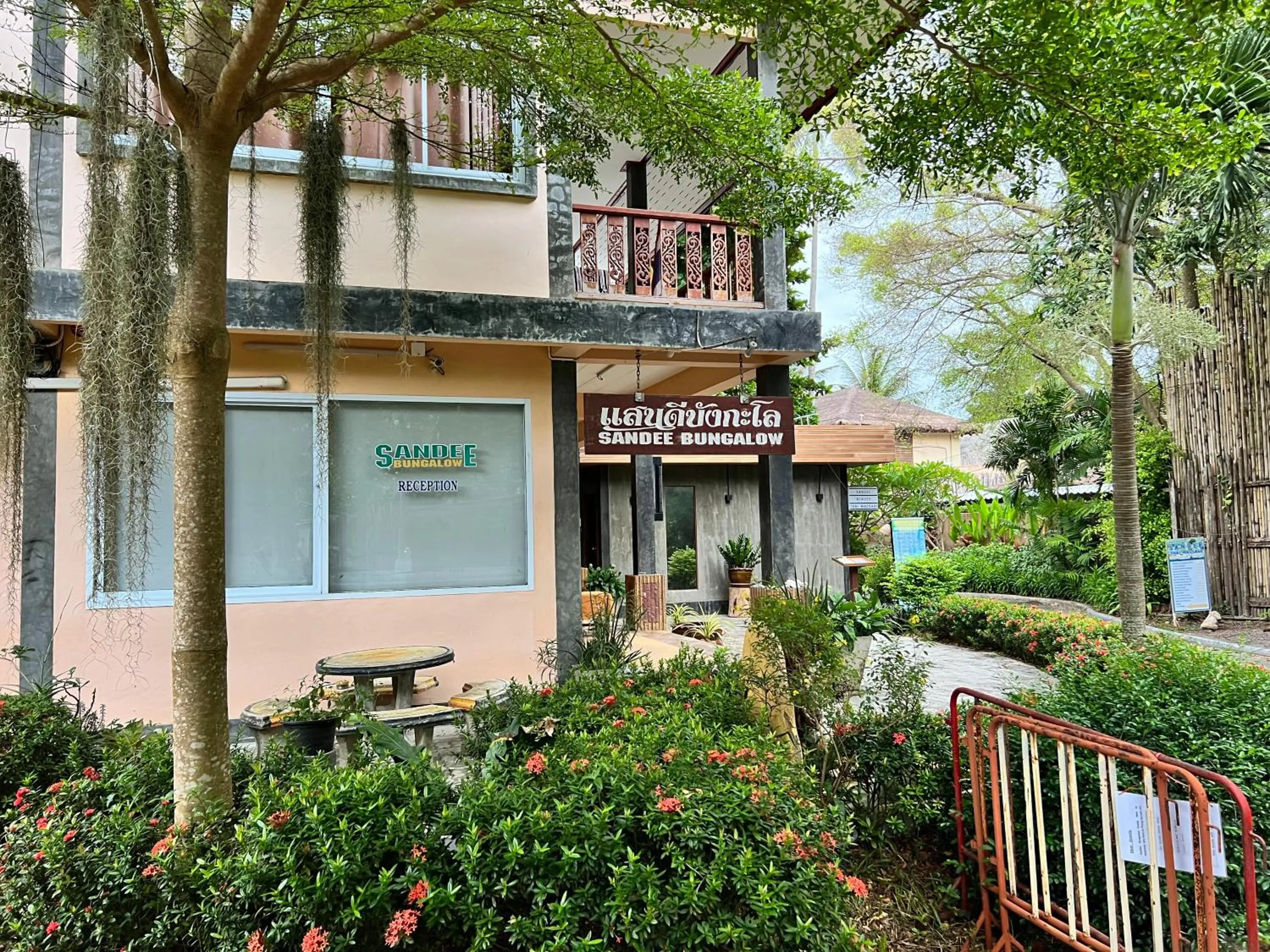 Facade/entrance in Sandee Bungalow