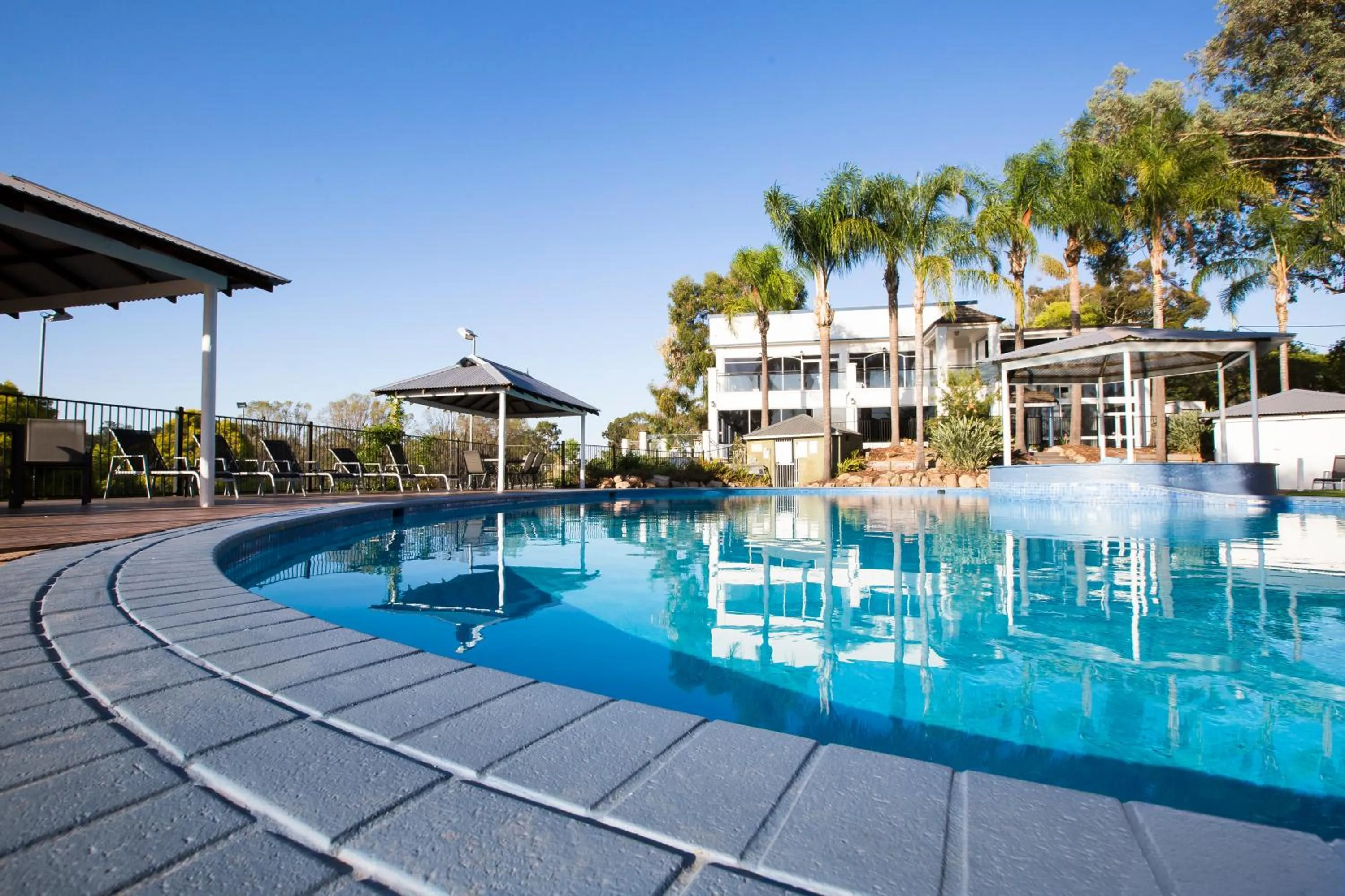 Swimming pool in Lake Hume Resort