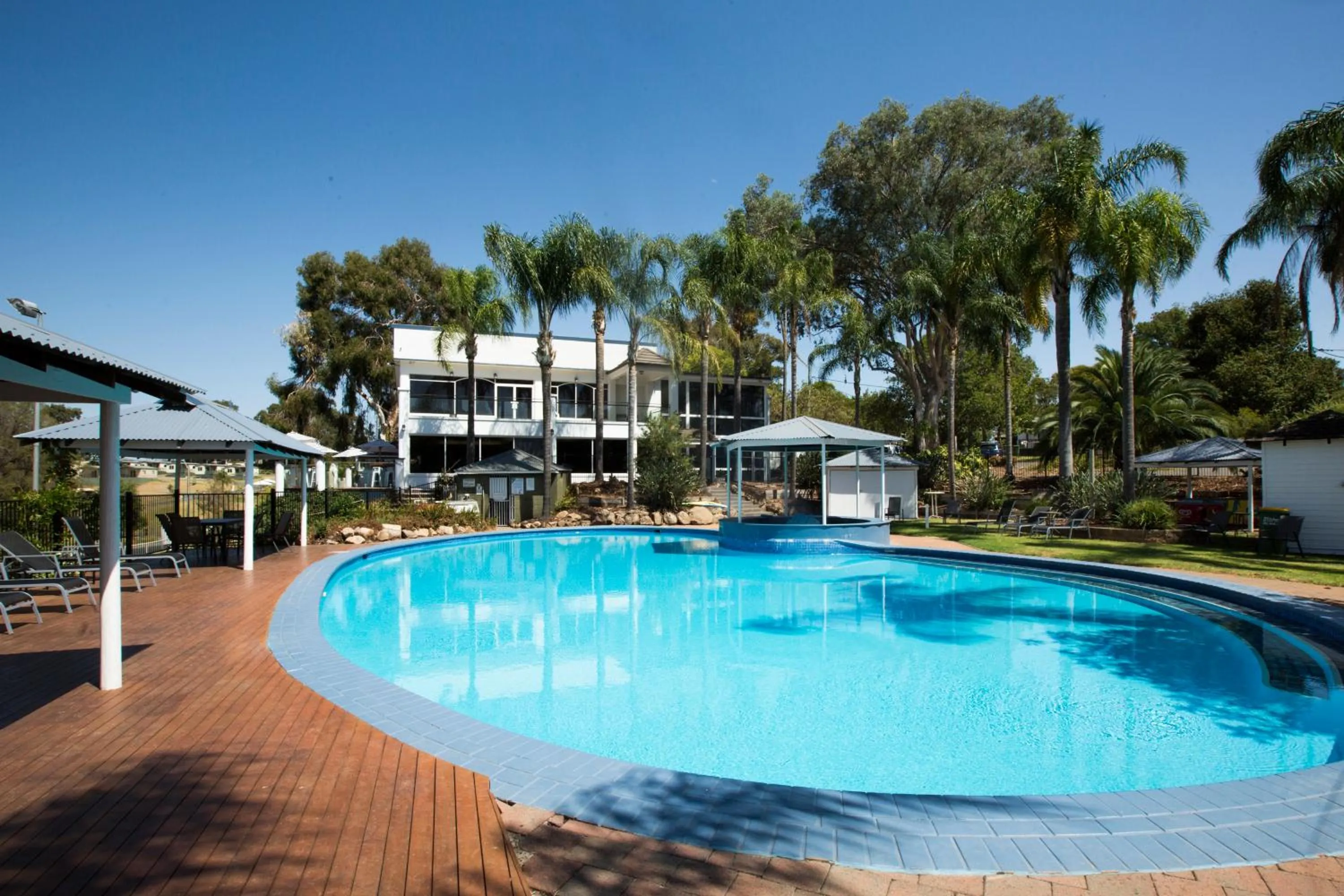 Swimming pool in Lake Hume Resort