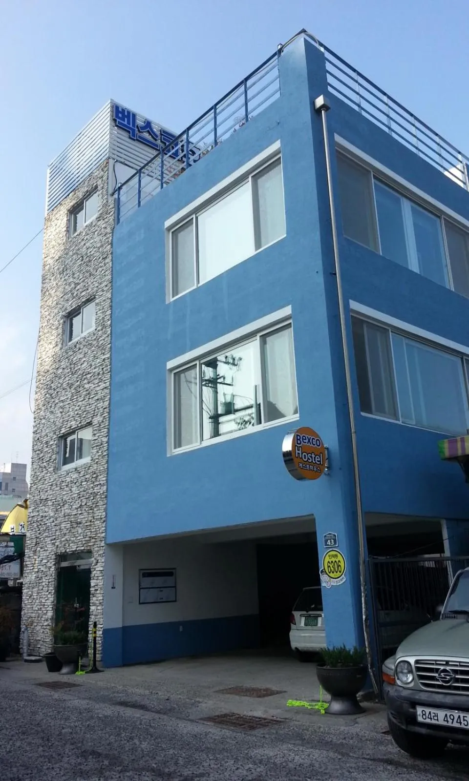 Facade/entrance in Bexco Hostel B&B
