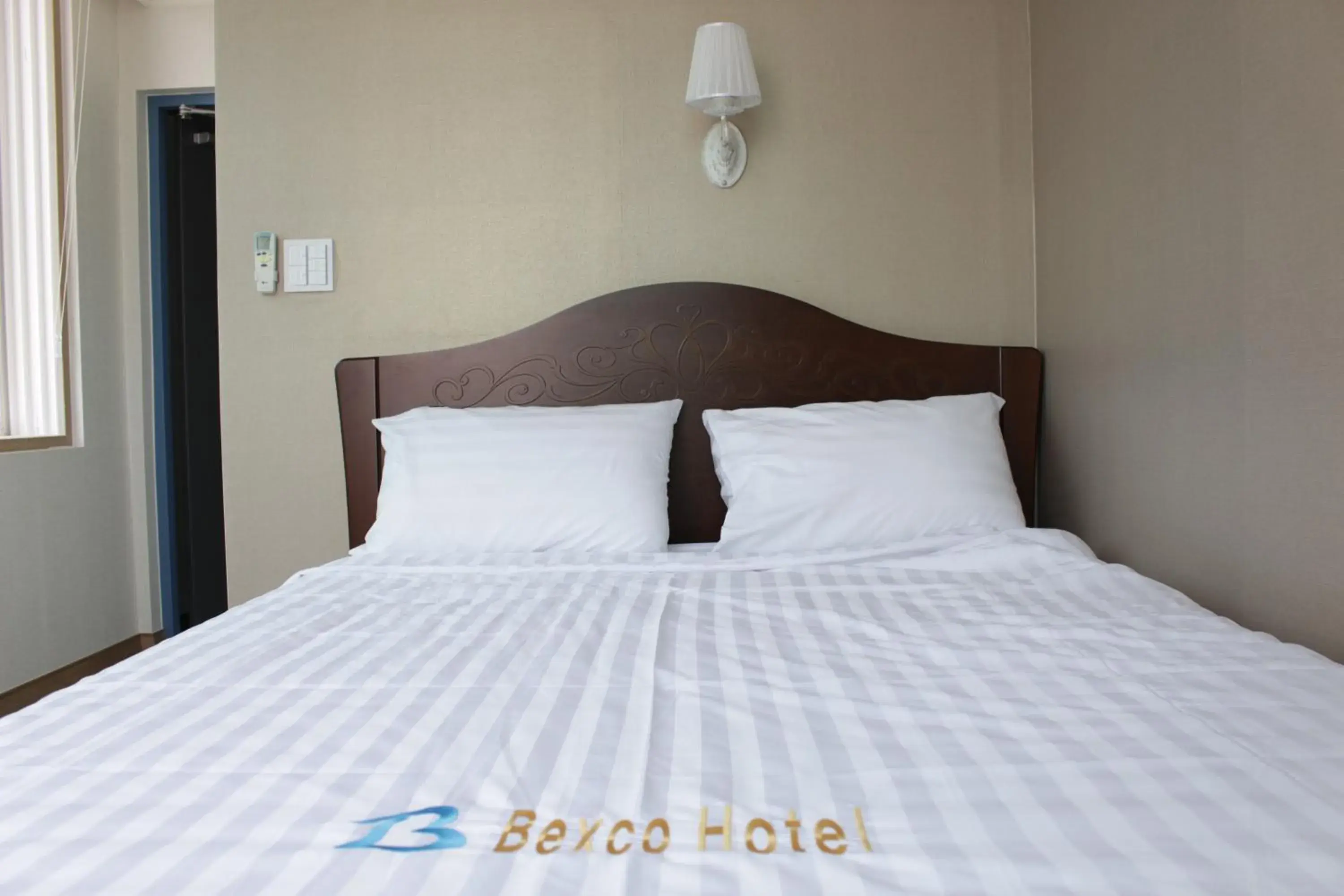 Double Room with Private Bathroom in Bexco Hostel B&B Double Room with Private Bathroom in Bexco Hostel B&B