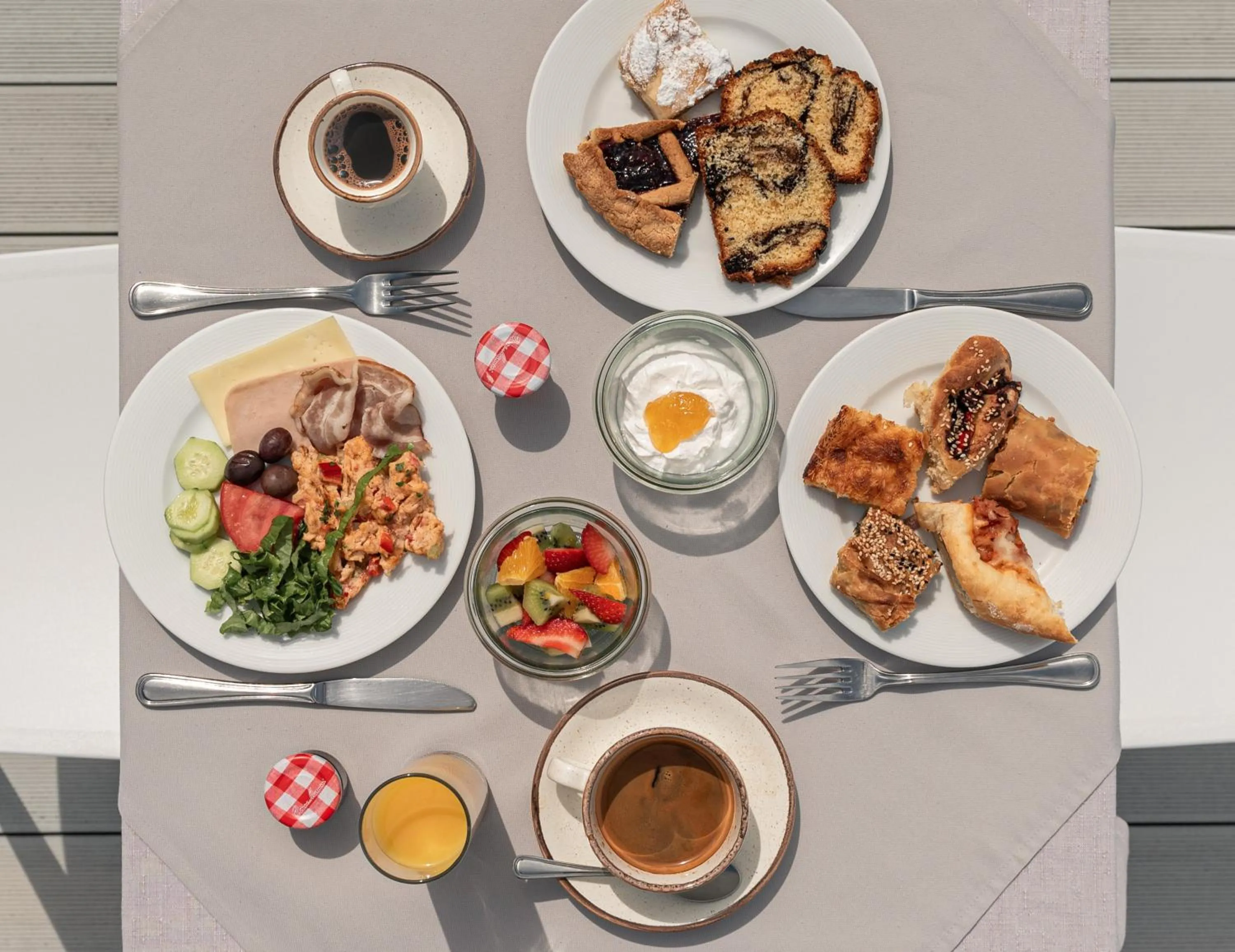 Restaurant/places to eat in Karavia Lux Inn