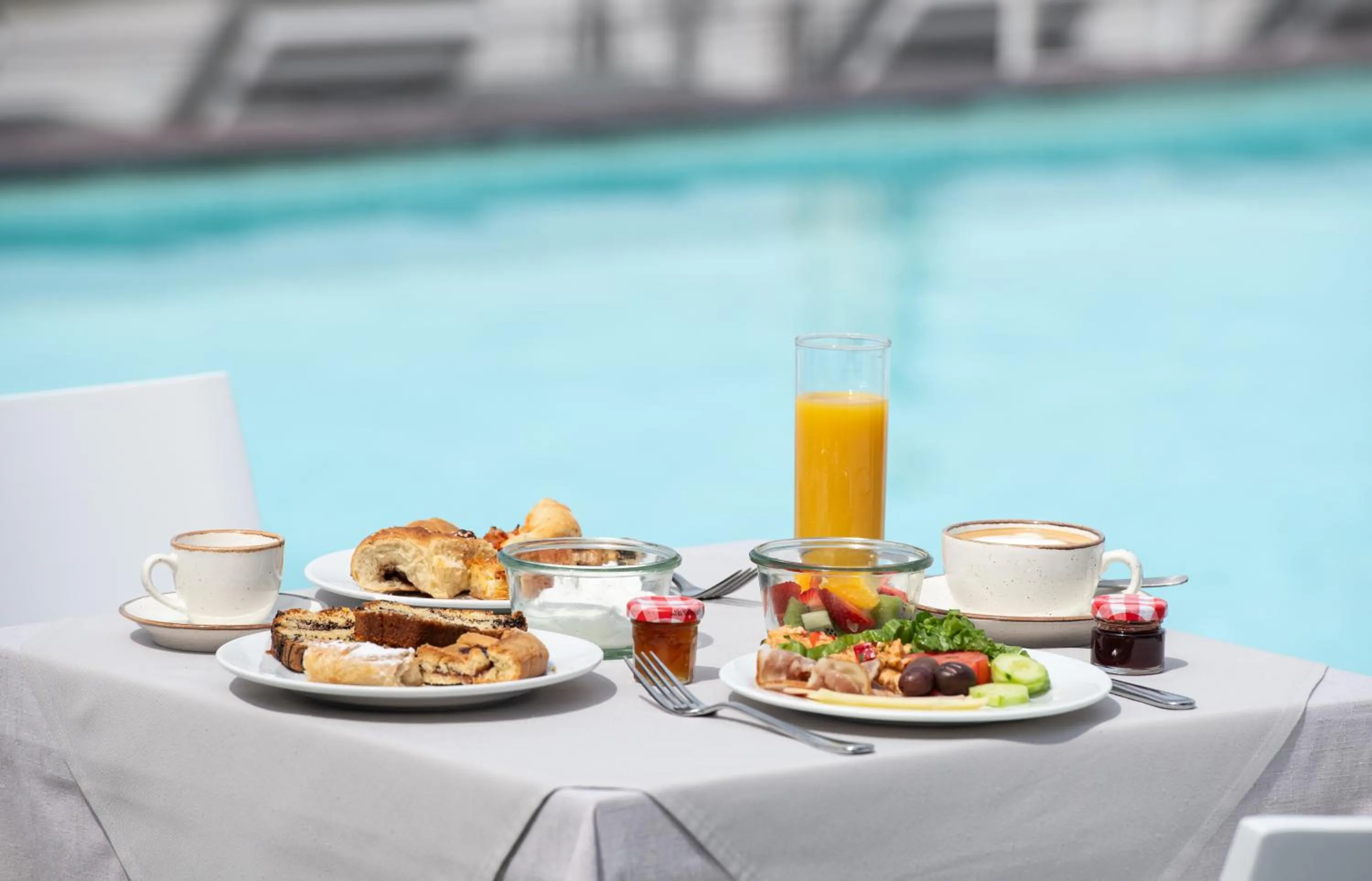 Restaurant/places to eat in Karavia Lux Inn