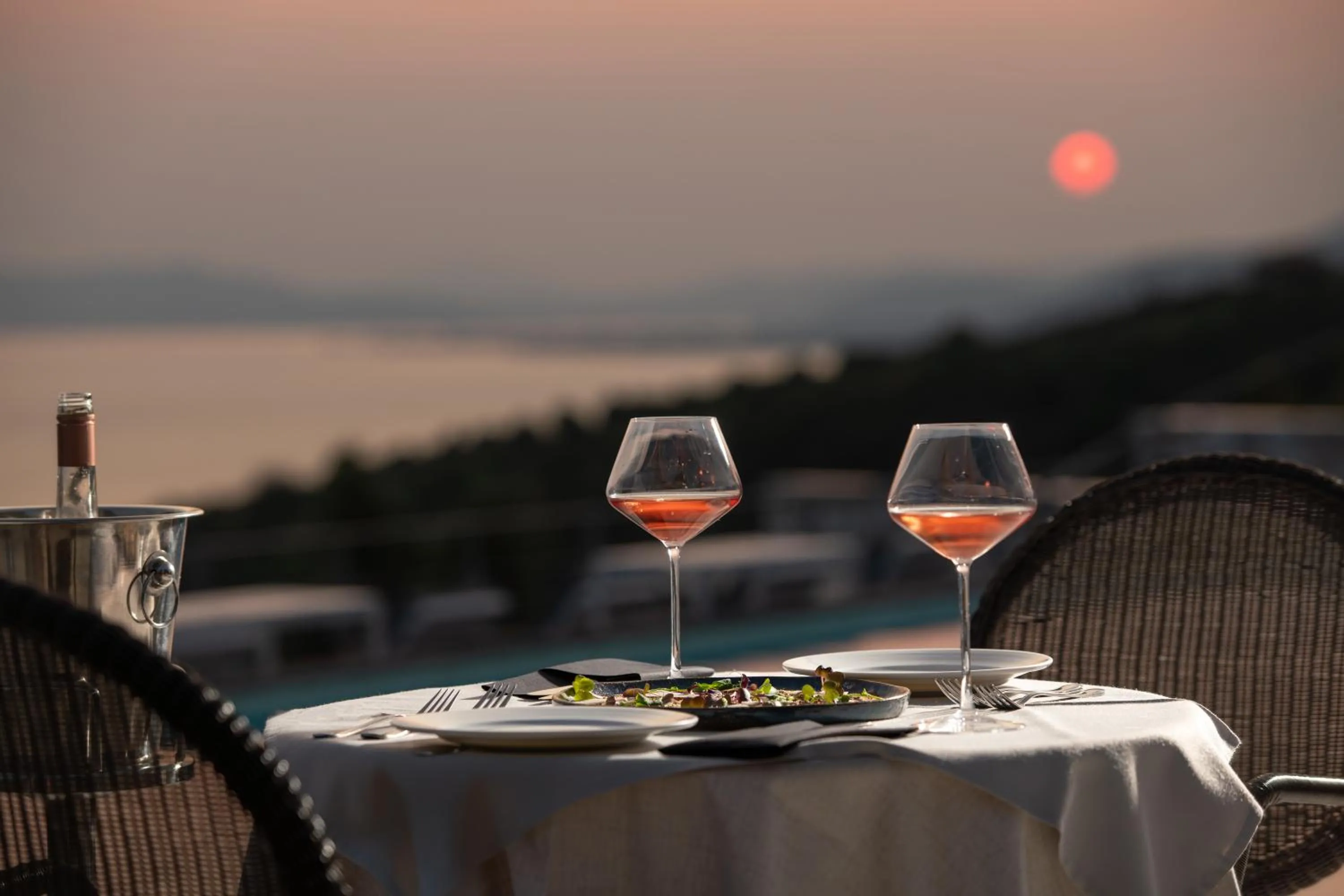 Restaurant/places to eat in Karavia Lux Inn