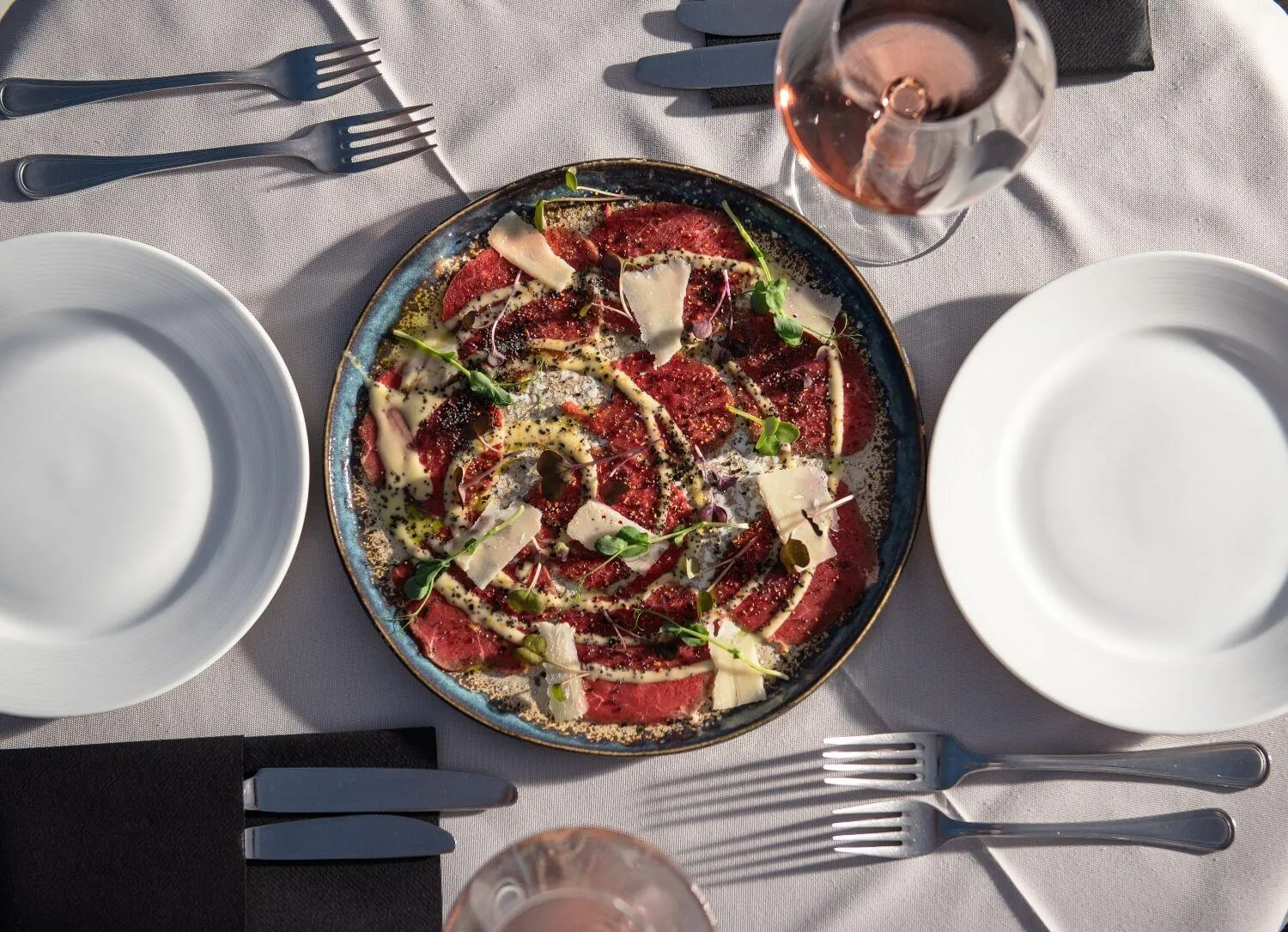 Restaurant/places to eat in Karavia Lux Inn