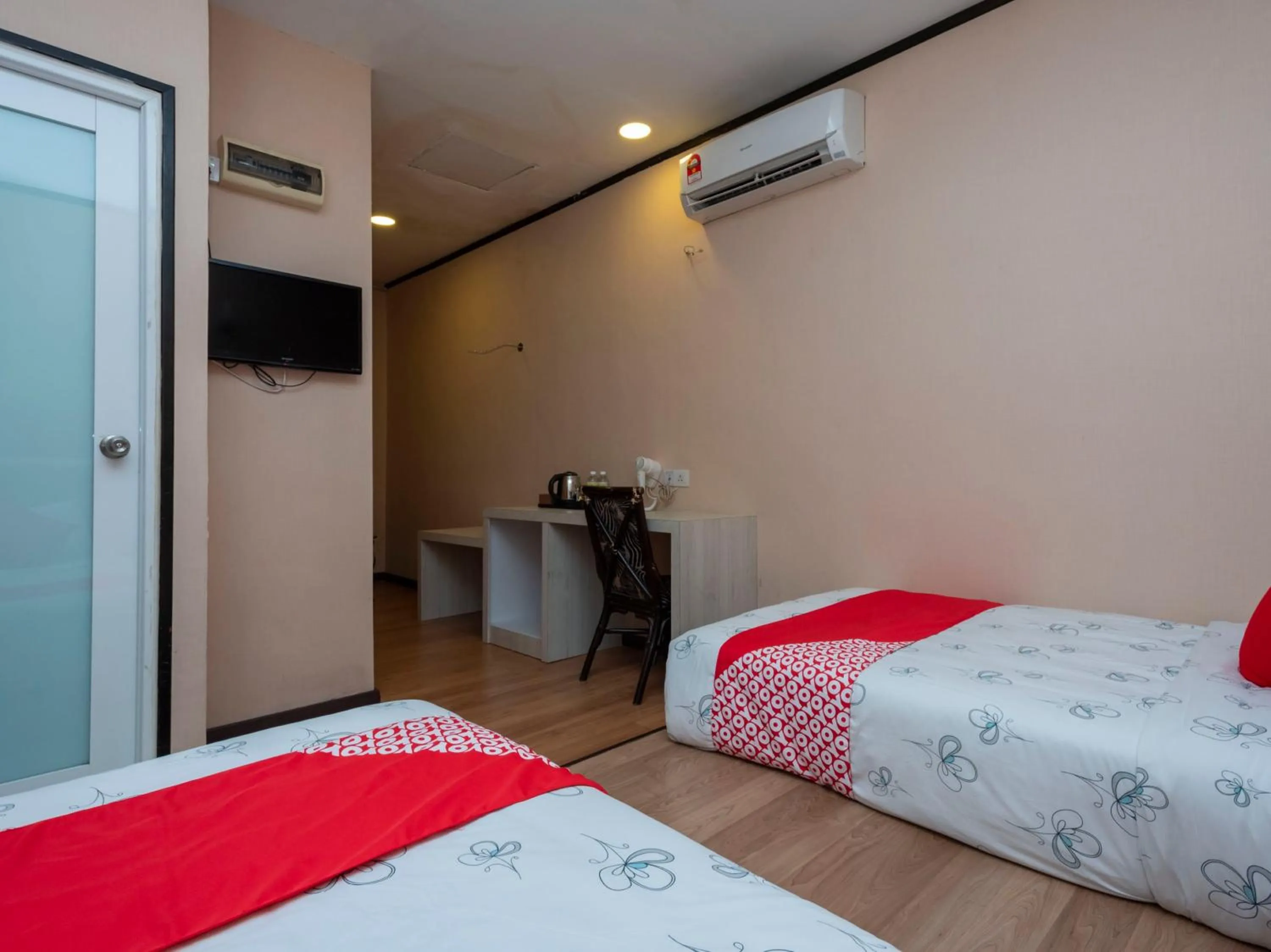 Bedroom, TV/Entertainment Center in Hotel Suan Bee Sutera