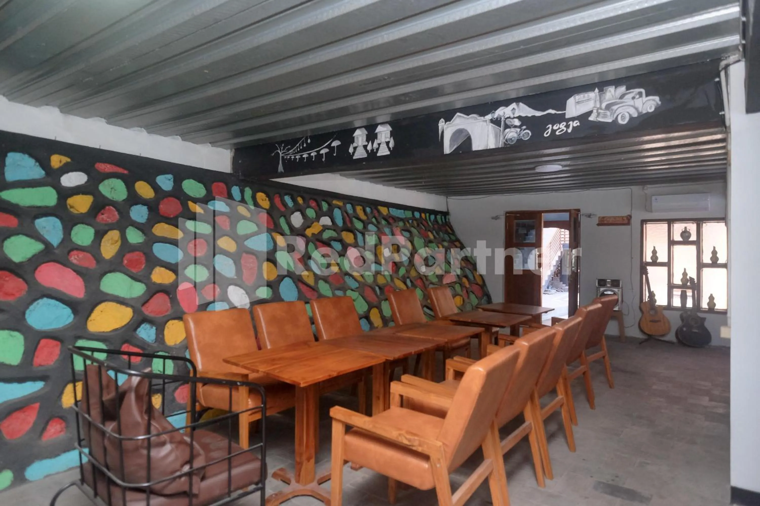 Restaurant/places to eat in Kebon Krapyak Cottage Syariah Mitra RedDoorz near Stadion Maguwoharjo