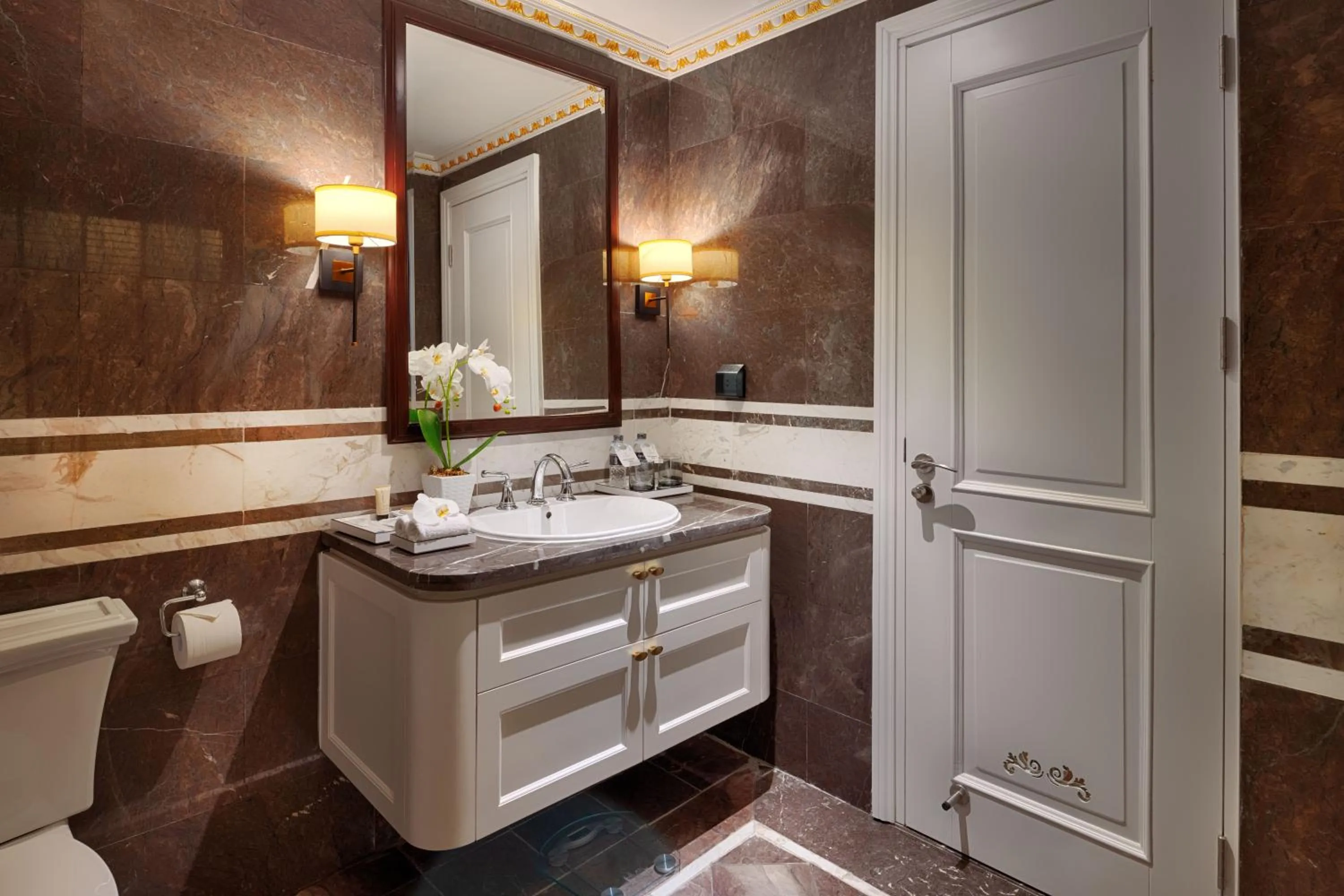 Toilet in FLC Halong Bay Golf Club & Luxury Resort