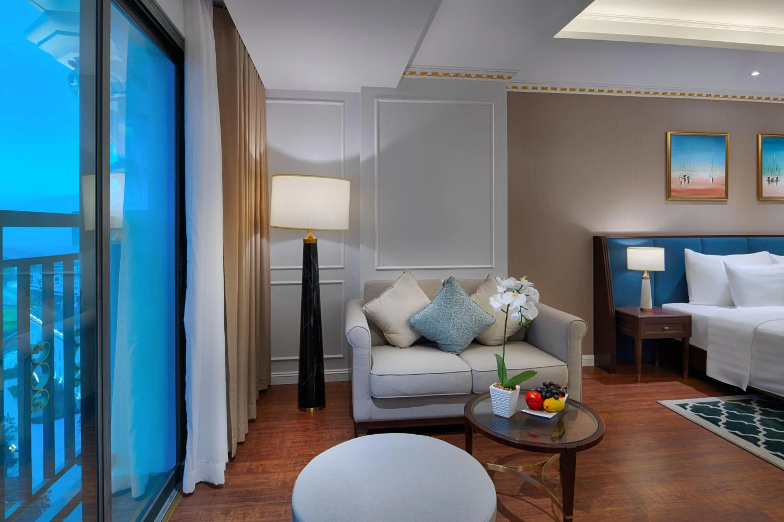 Seating area, Bed in FLC Halong Bay Golf Club & Luxury Resort