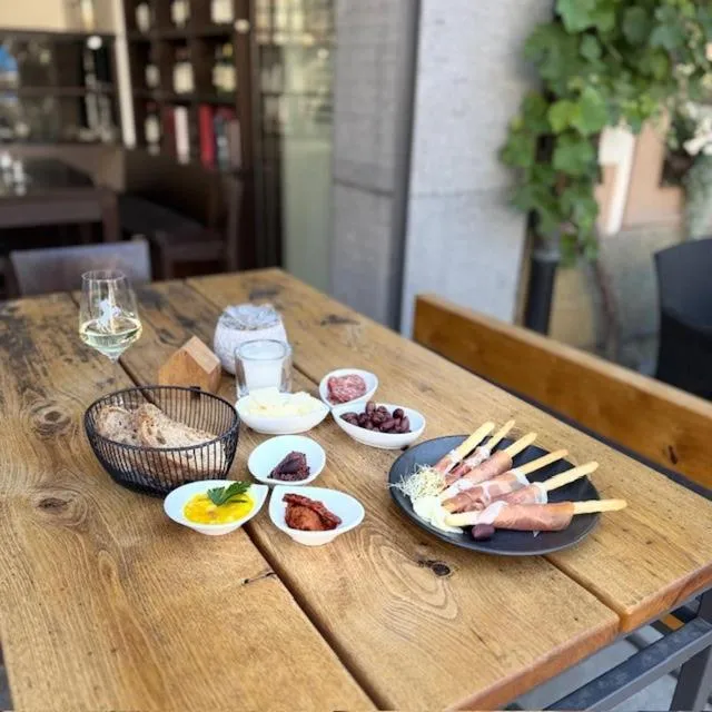 Restaurant/places to eat in Hotel Ross