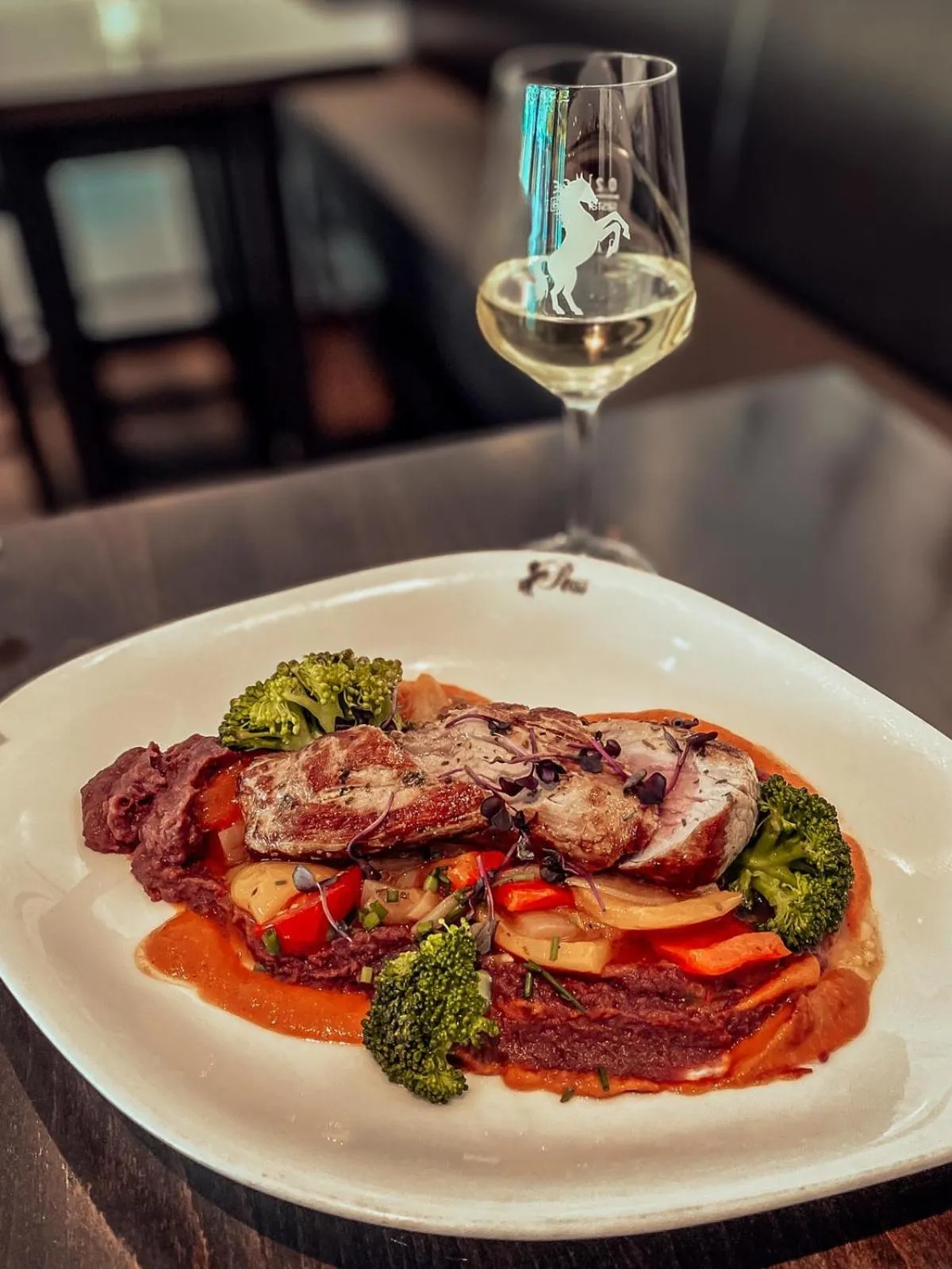 Restaurant/places to eat in Hotel Ross