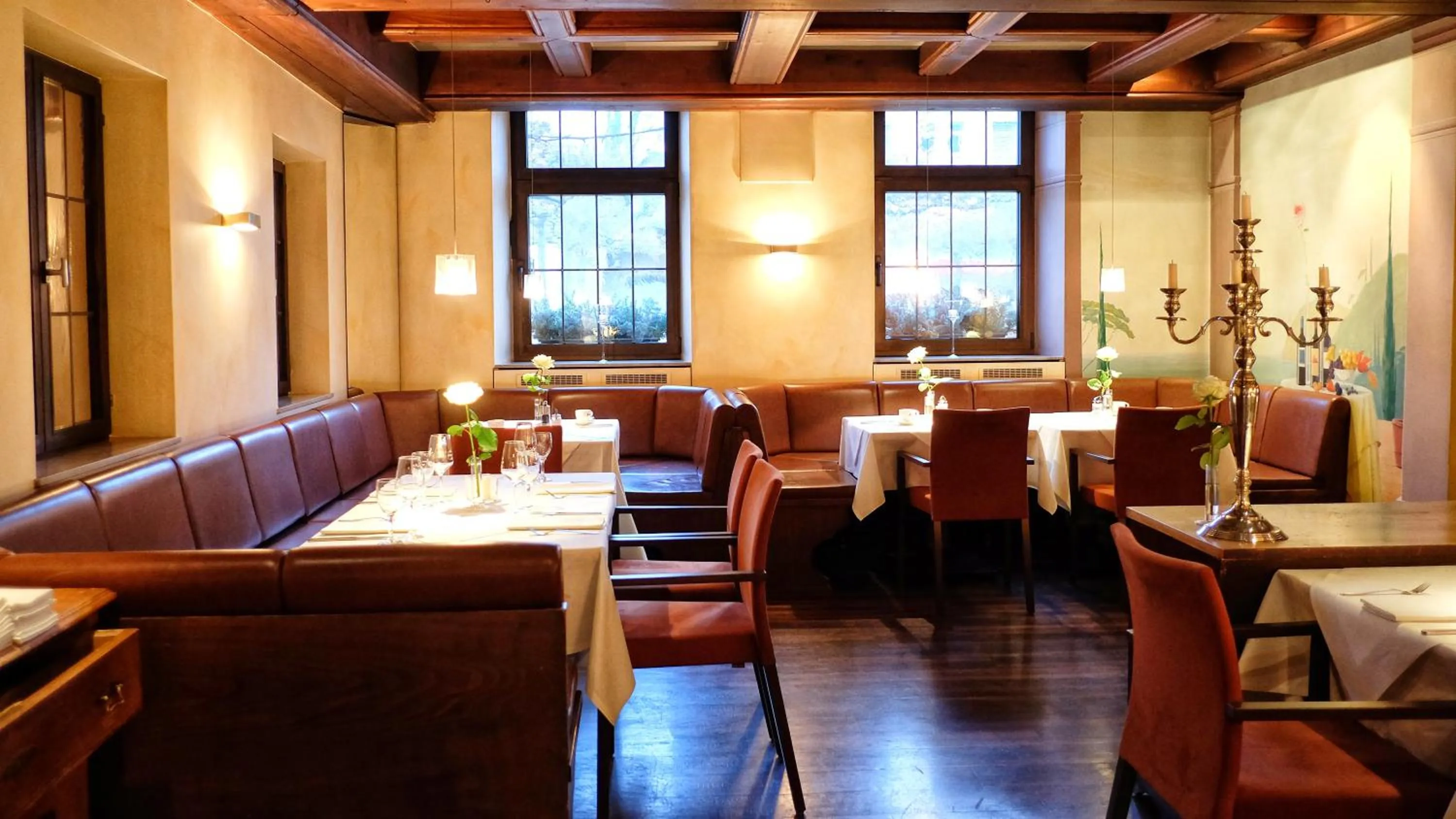 Restaurant/places to eat in Hotel Ross