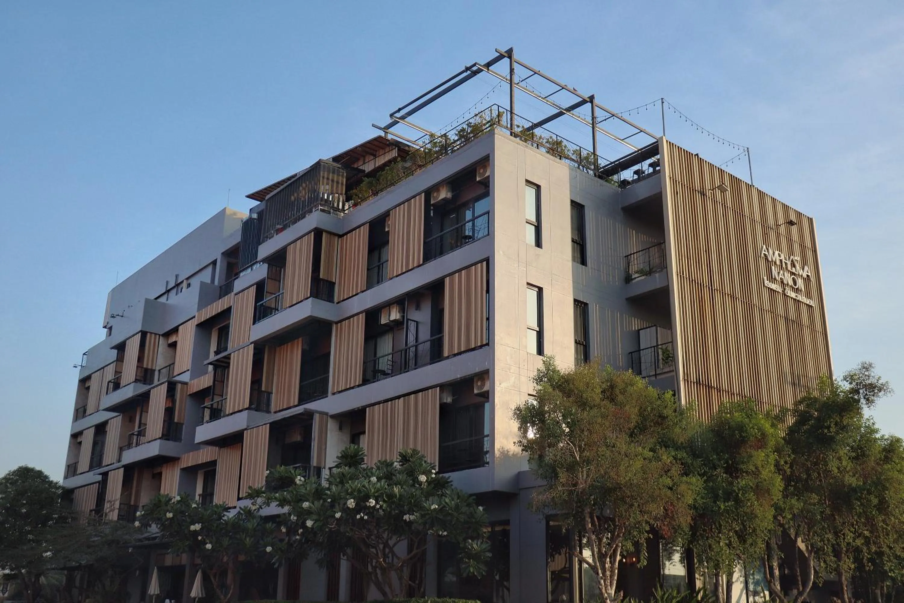 Property building in Amphawa Nanon Hotel