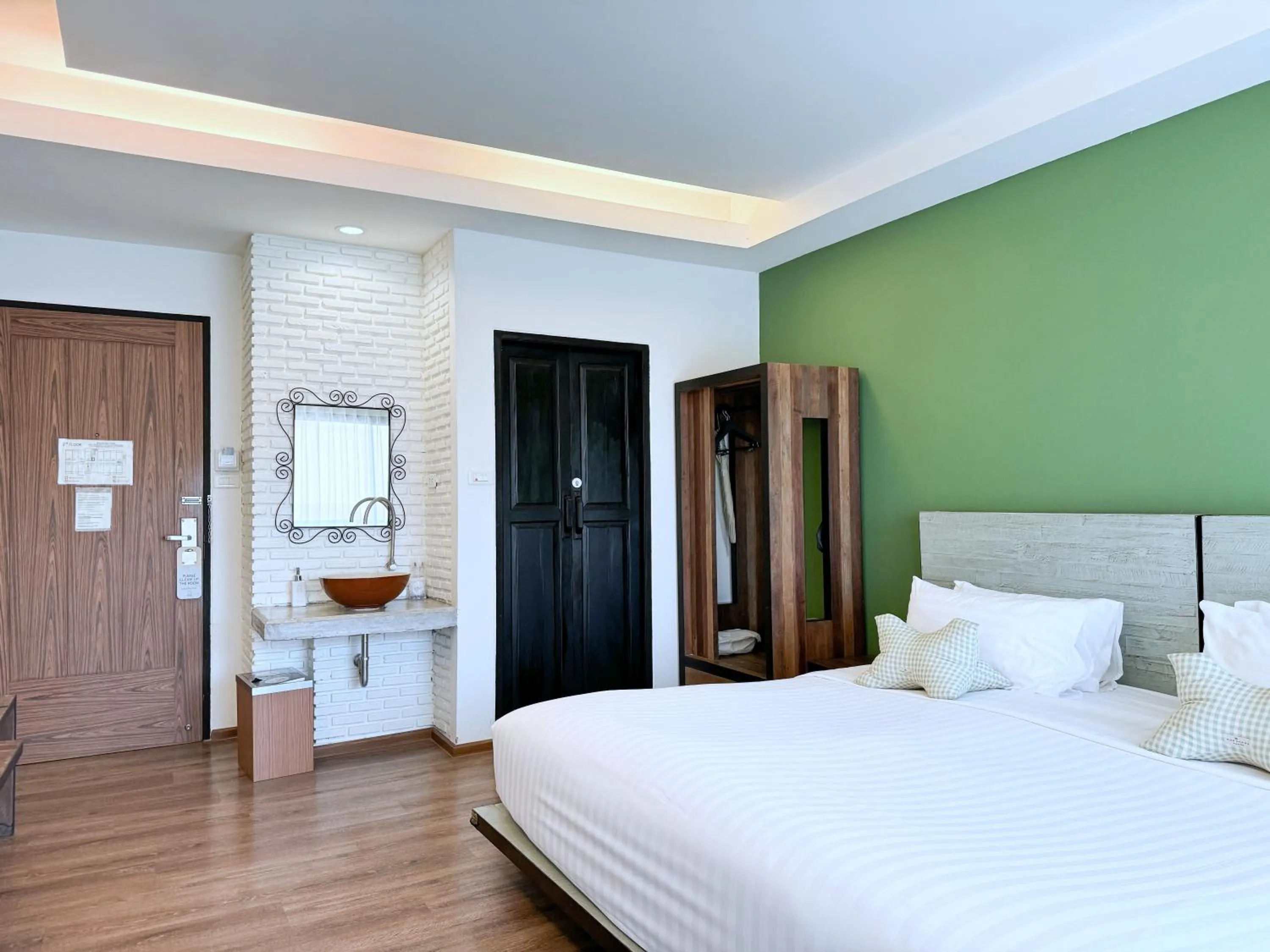 Decorative detail, Bed in Amphawa Nanon Hotel