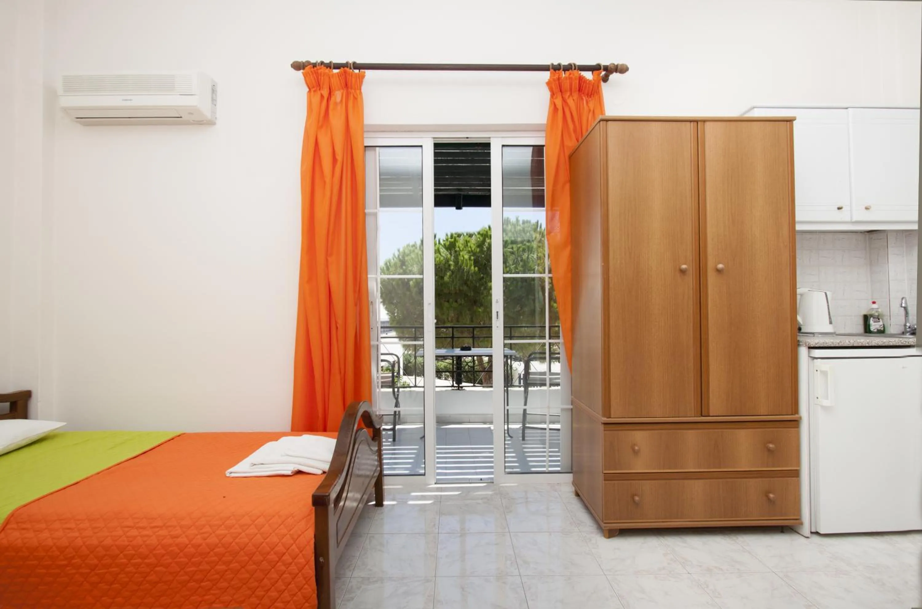 Photo of the whole room in Studio Paul's