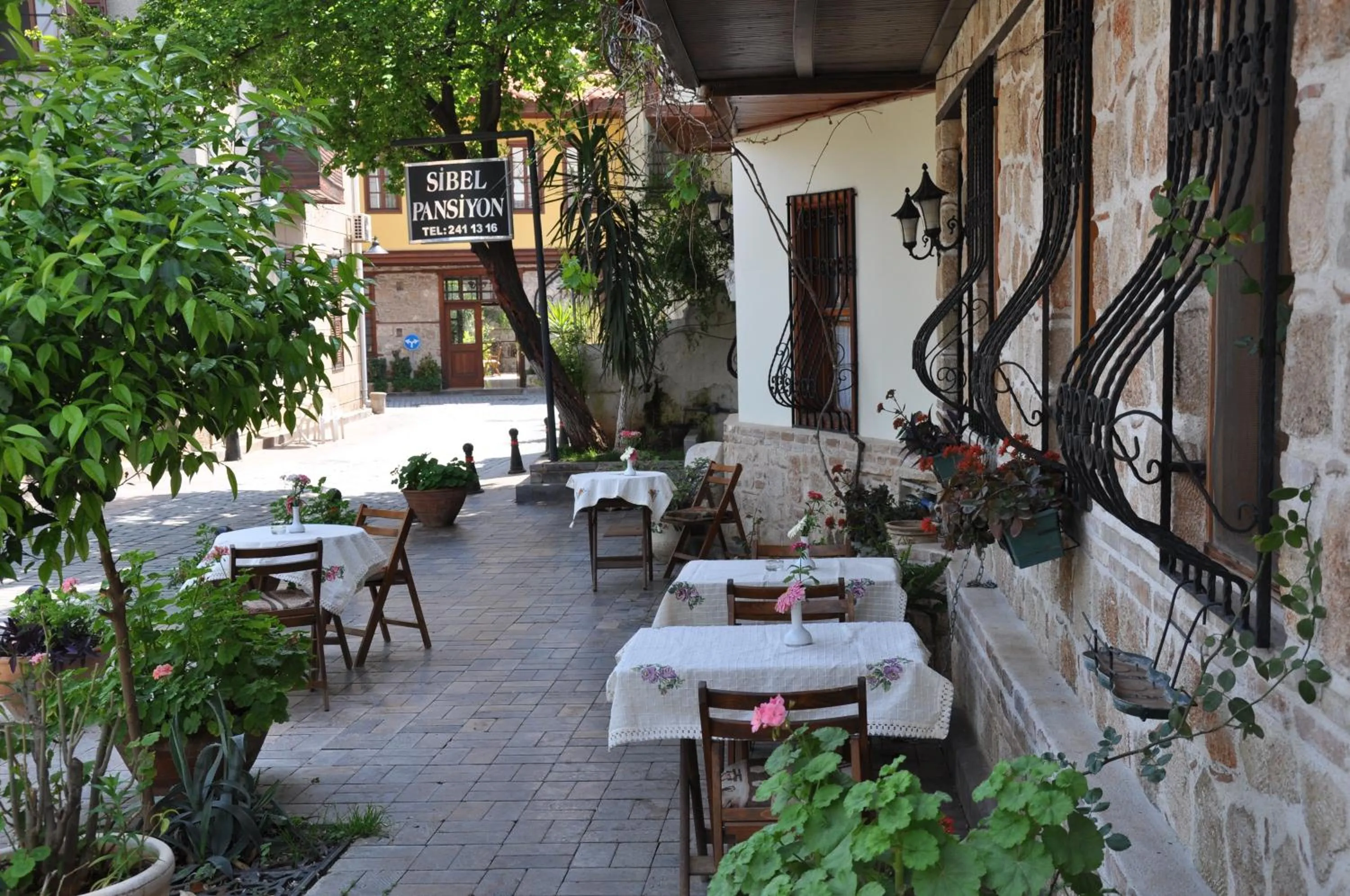 Restaurant/places to eat in Sibel Hotel