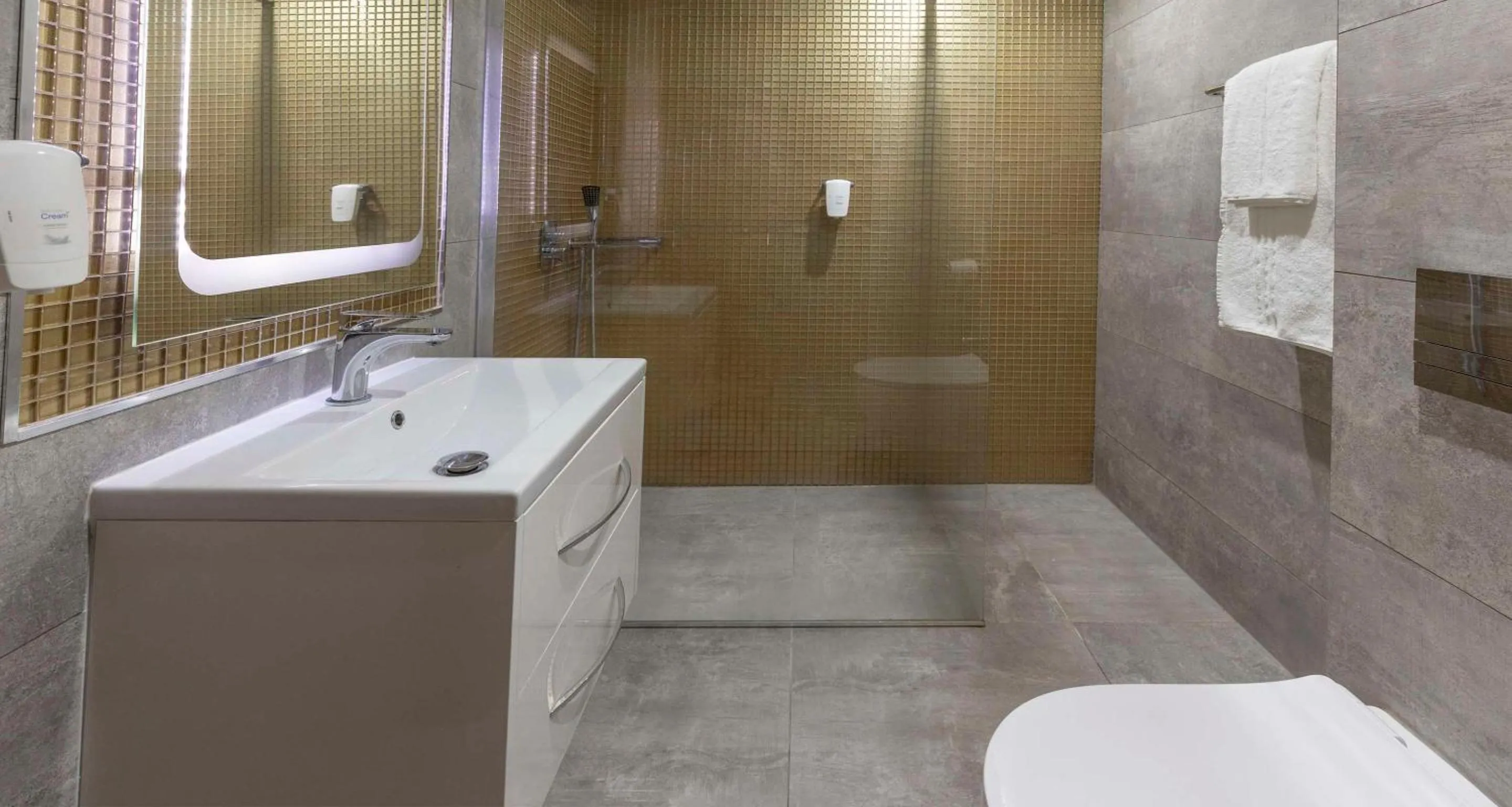 Bathroom in Putney Hotel