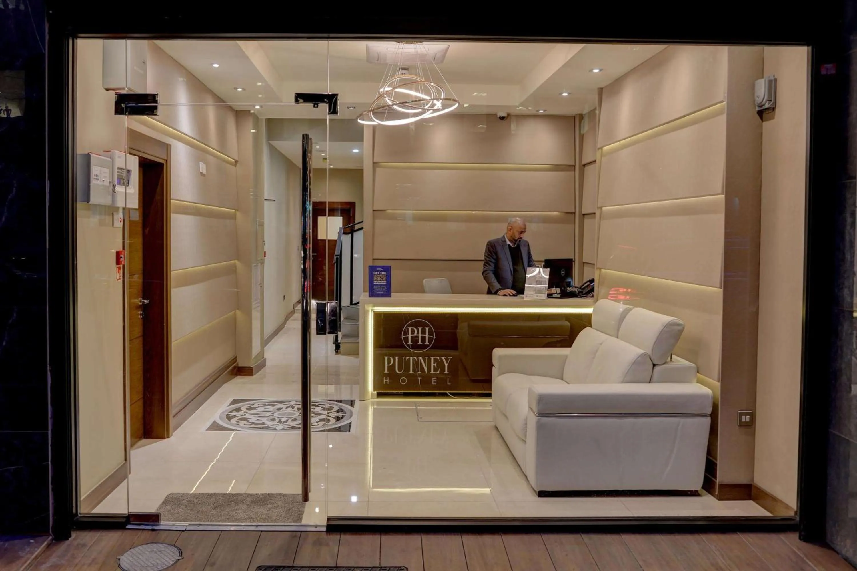 Lobby or reception in Putney Hotel