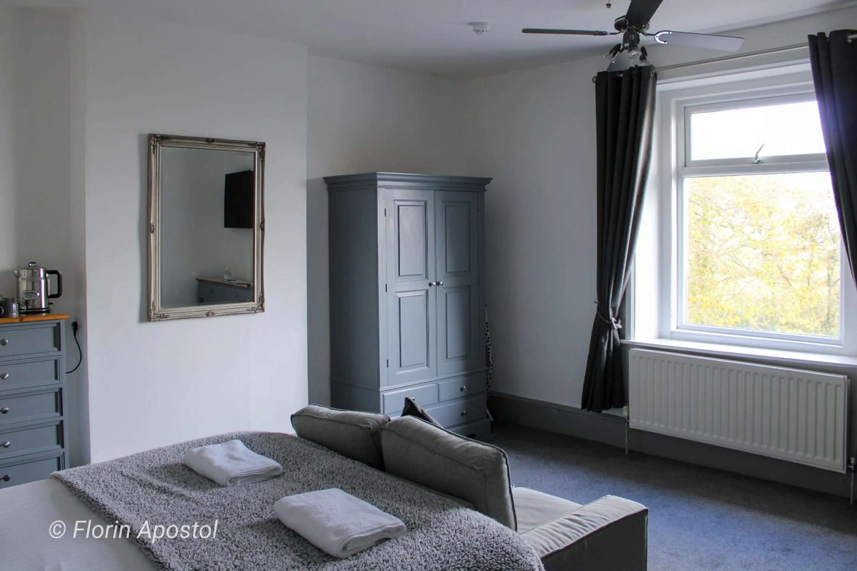 Bedroom in The Wight Mouse Inn