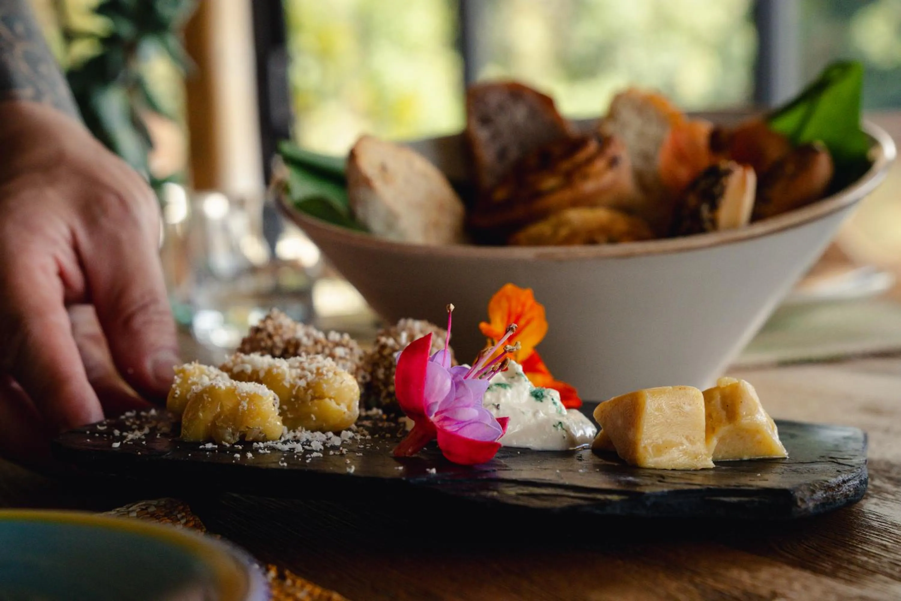 Restaurant/places to eat in Cannúa Lodge Hotel