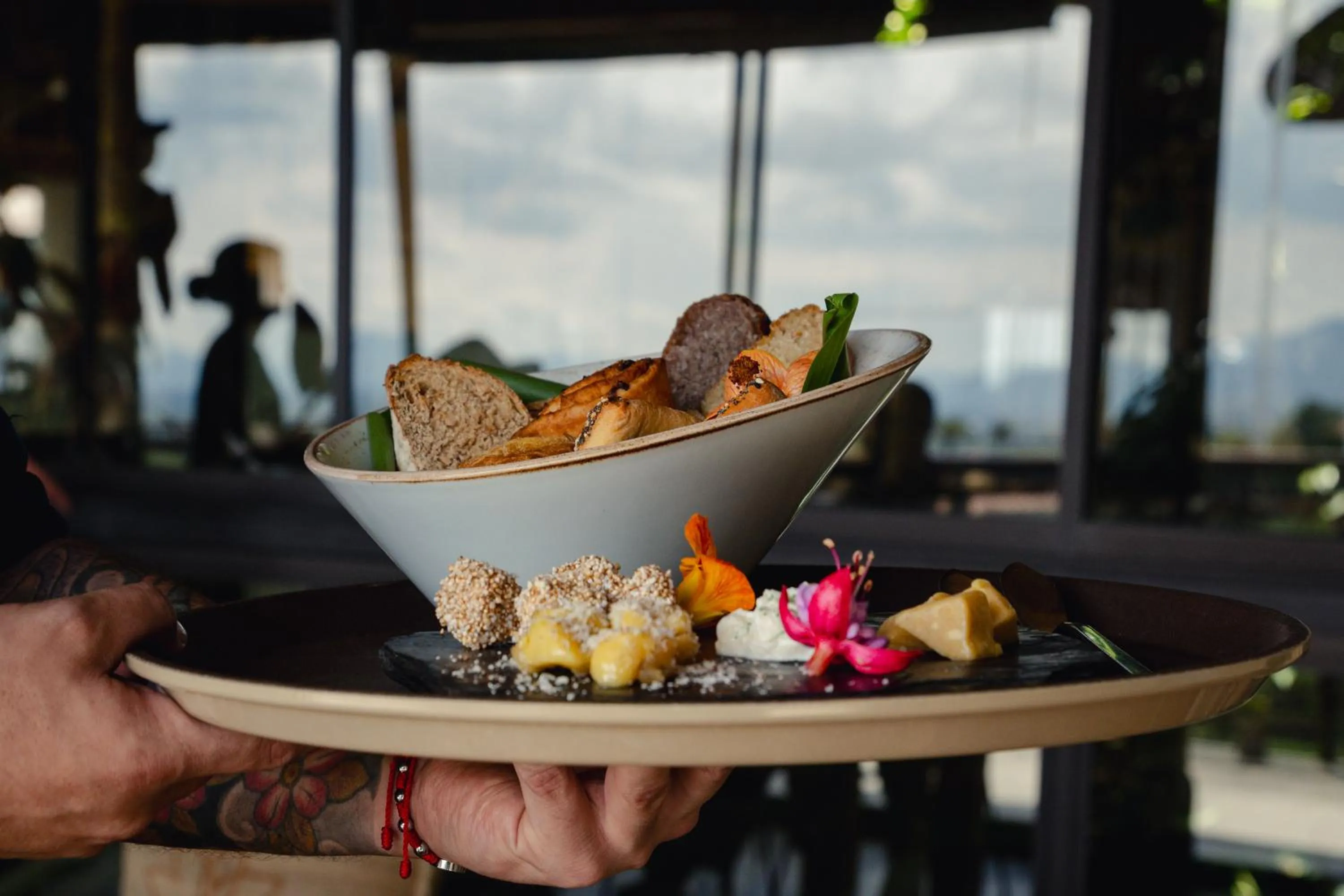 Restaurant/places to eat in Cannúa Lodge Hotel