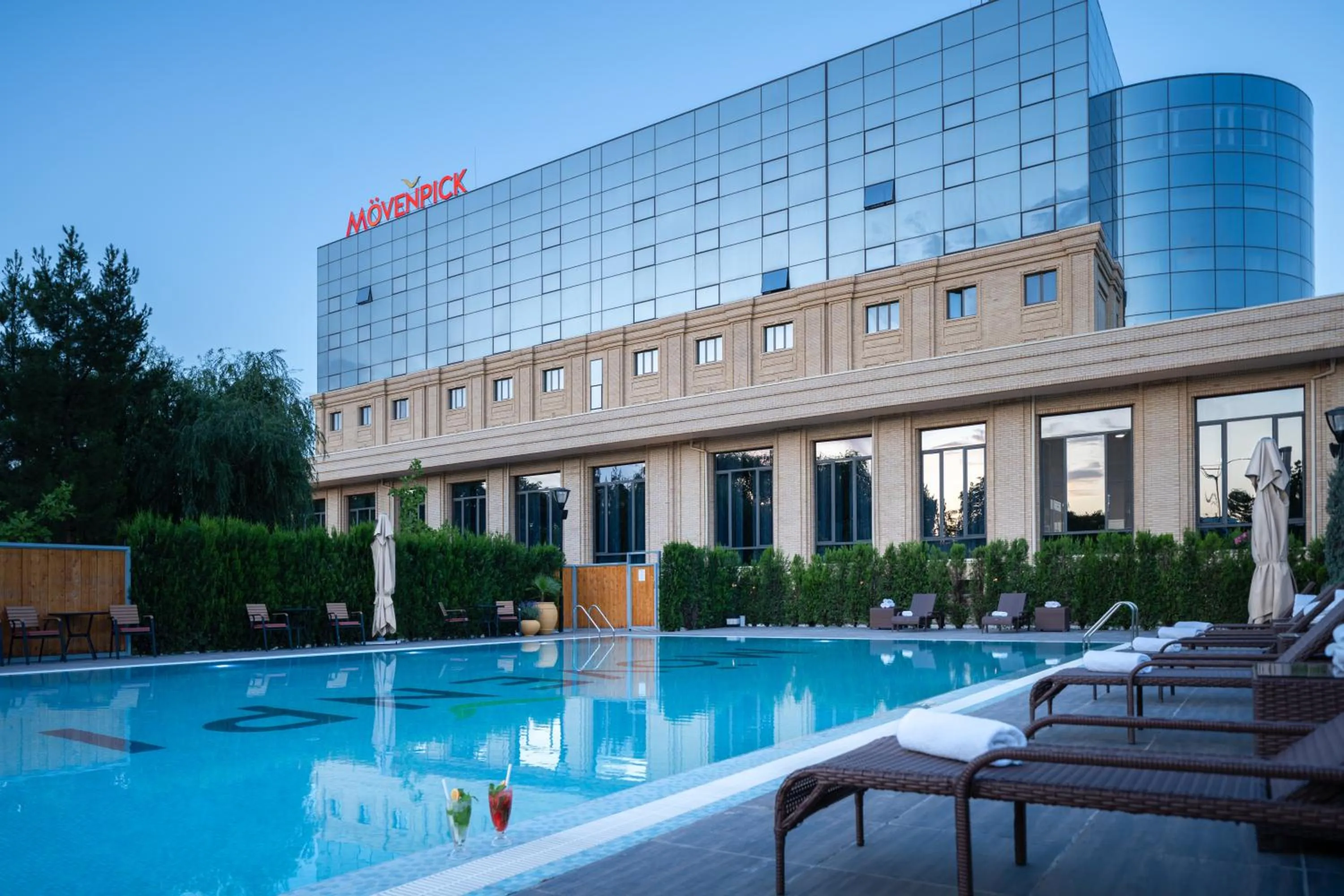 Swimming pool in Mövenpick Samarkand