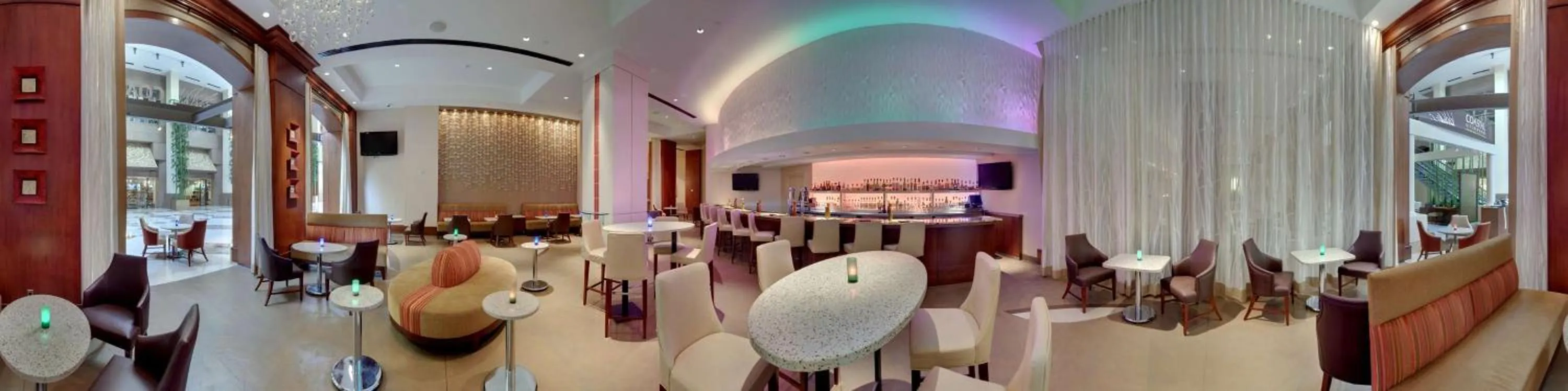 Lounge or bar in Hilton Charlotte Uptown