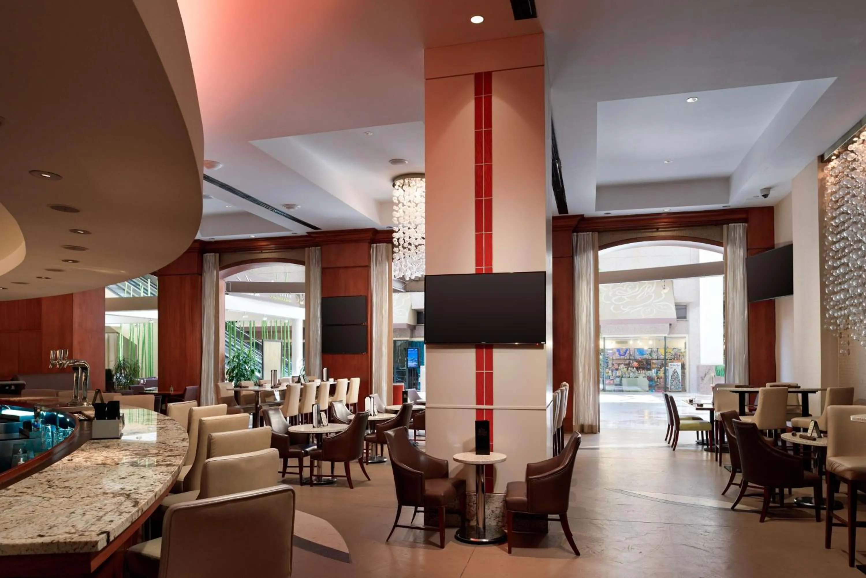 Lounge or bar in Hilton Charlotte Uptown