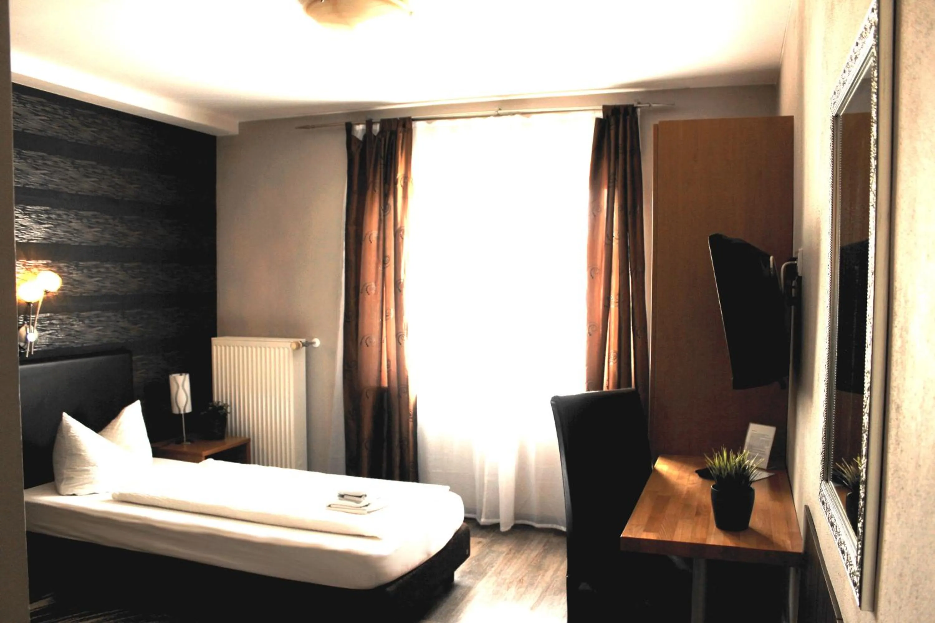 Photo of the whole room, Bed in greenpartment Ingolstadt - Friedrichshofen