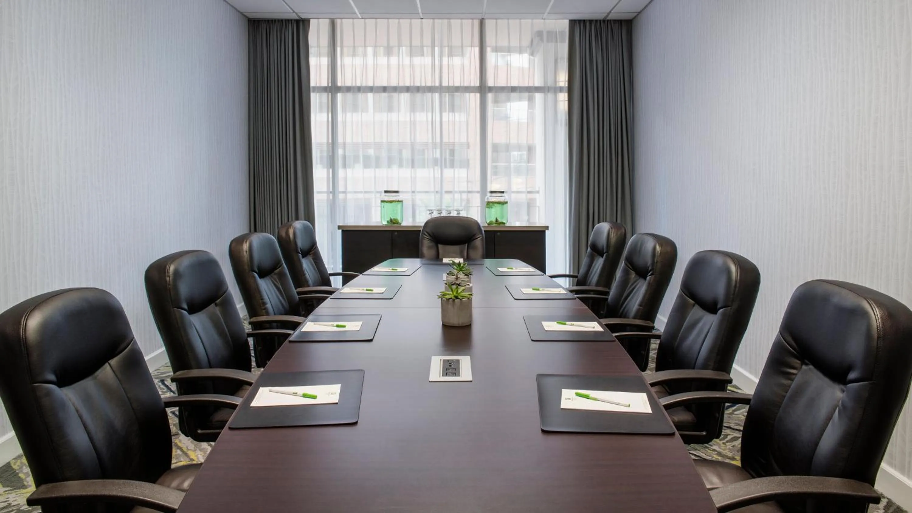 Meeting/conference room in Holiday Inn & Suites Vancouver Downtown by IHG