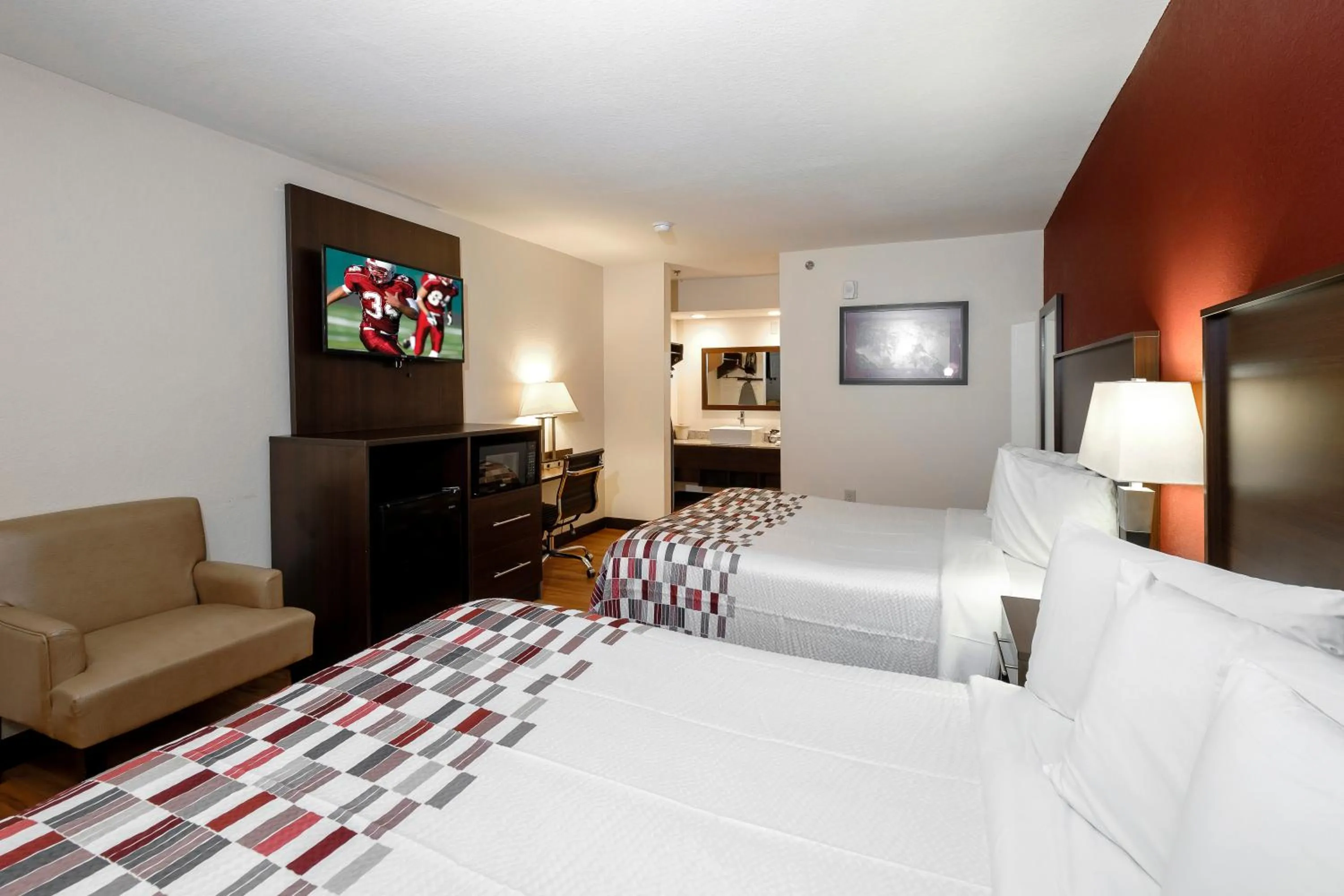 Photo of the whole room, Bed in Red Roof Inn Helen