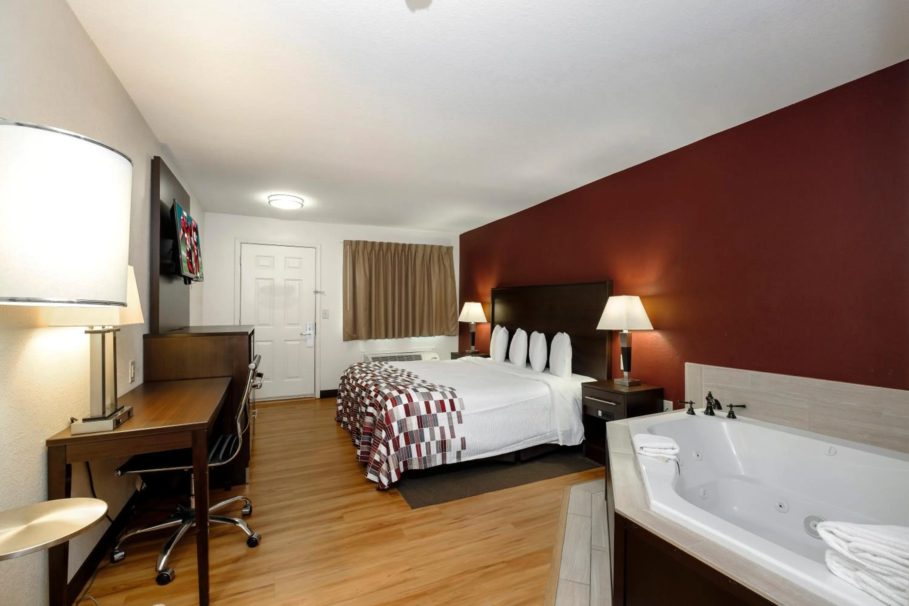 Photo of the whole room, Bed in Red Roof Inn Helen