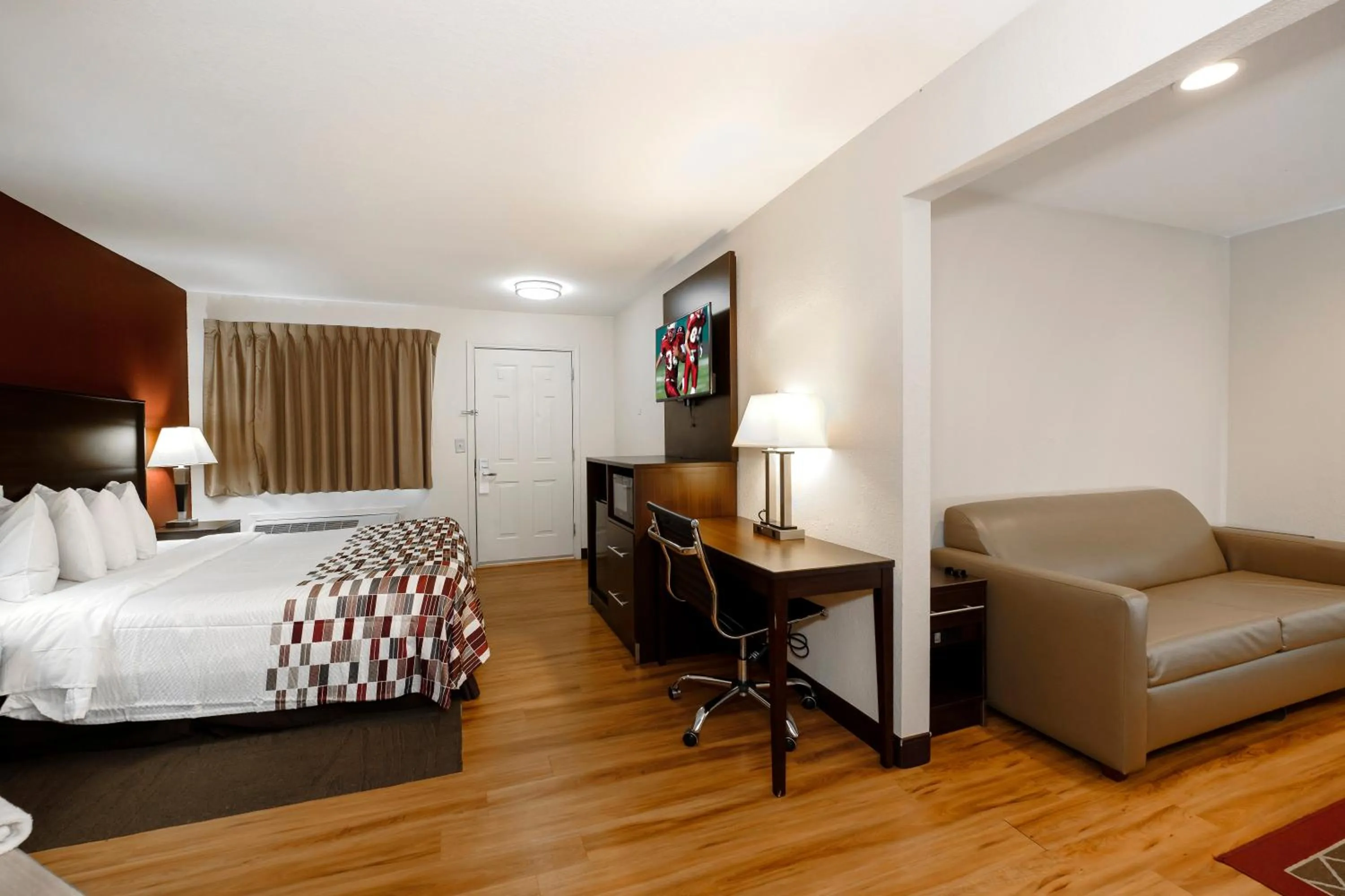 Photo of the whole room, Bed in Red Roof Inn Helen