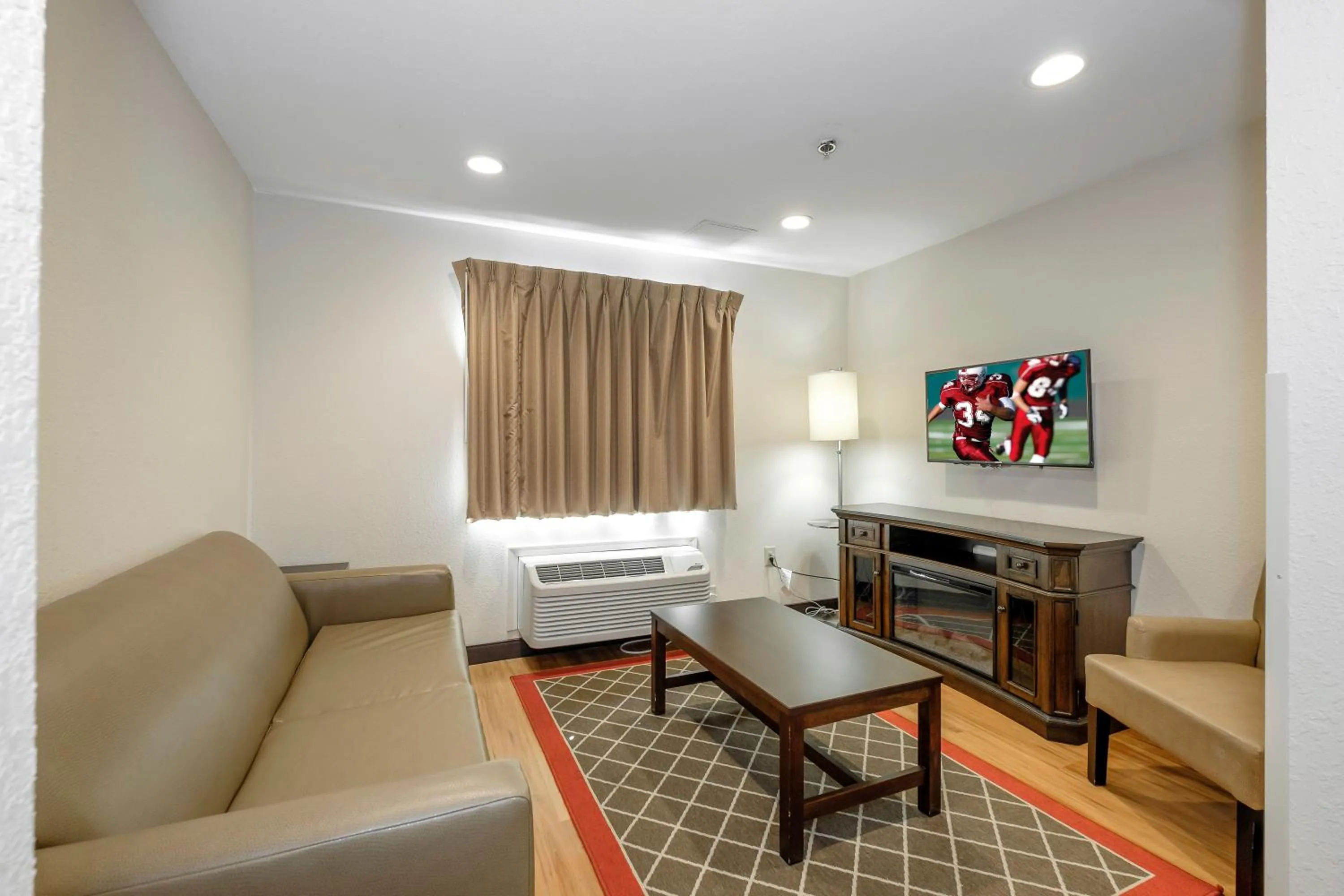 Photo of the whole room in Red Roof Inn Helen