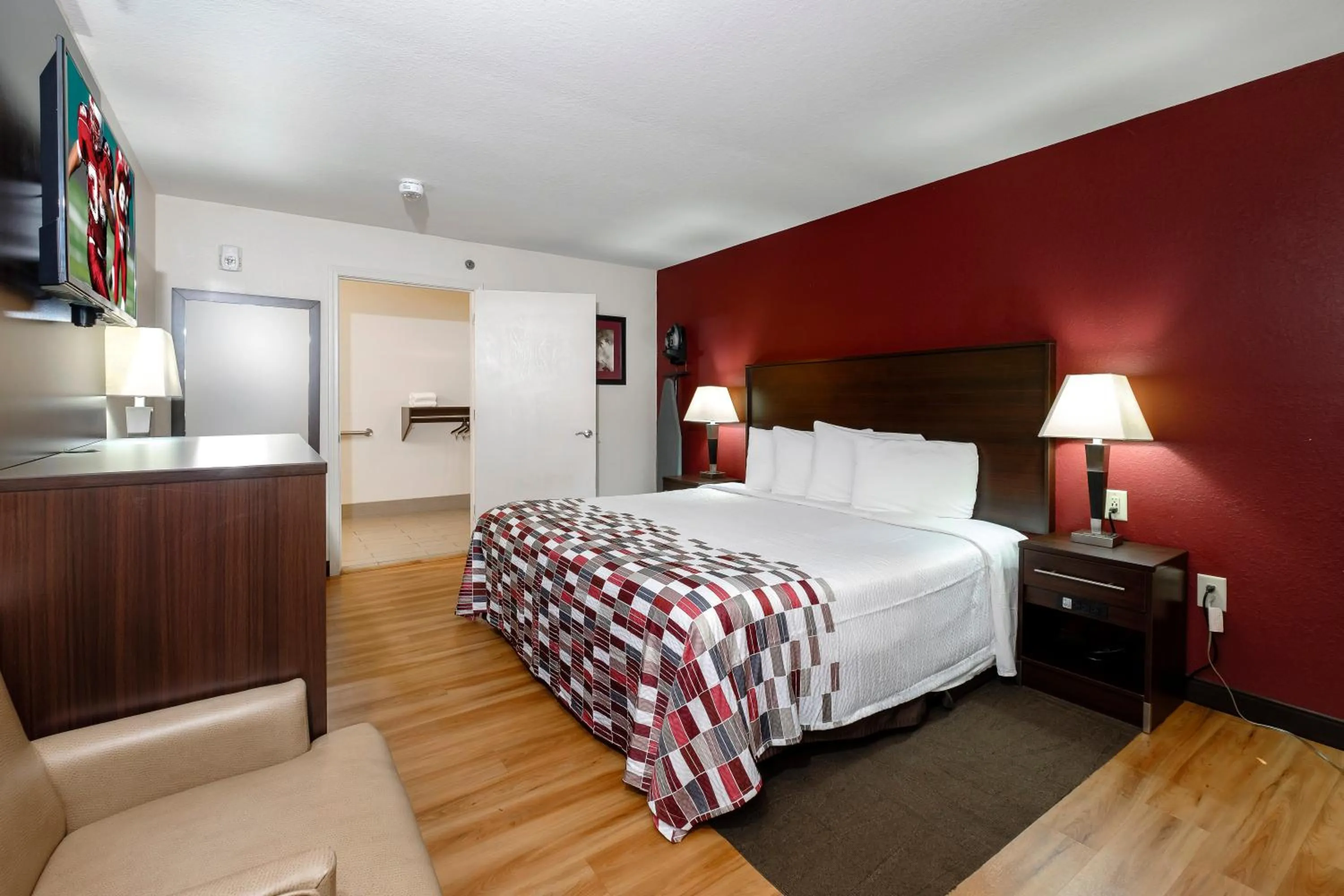 Photo of the whole room, Bed in Red Roof Inn Helen