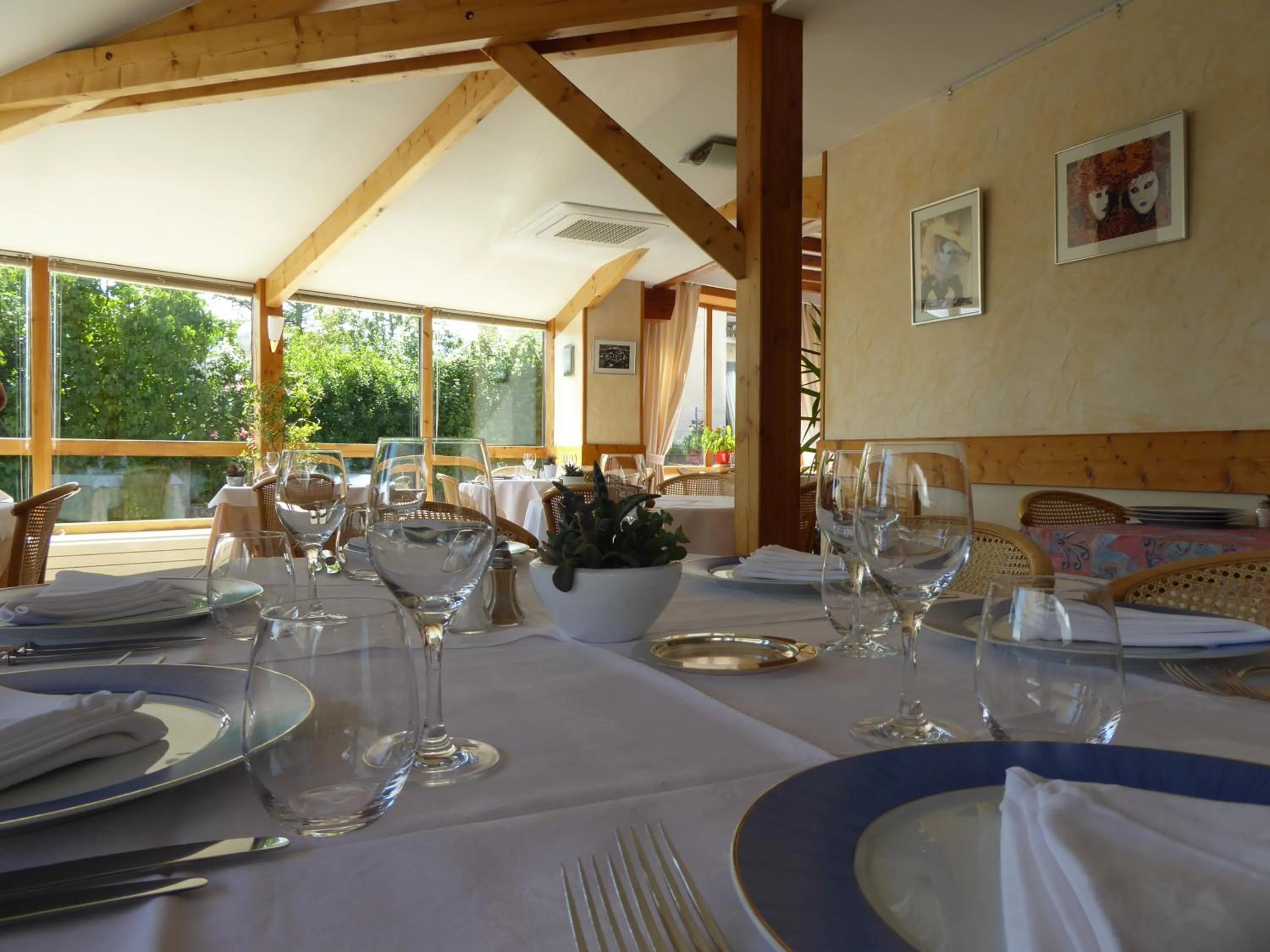 Restaurant/places to eat in Hotel Les Chenets