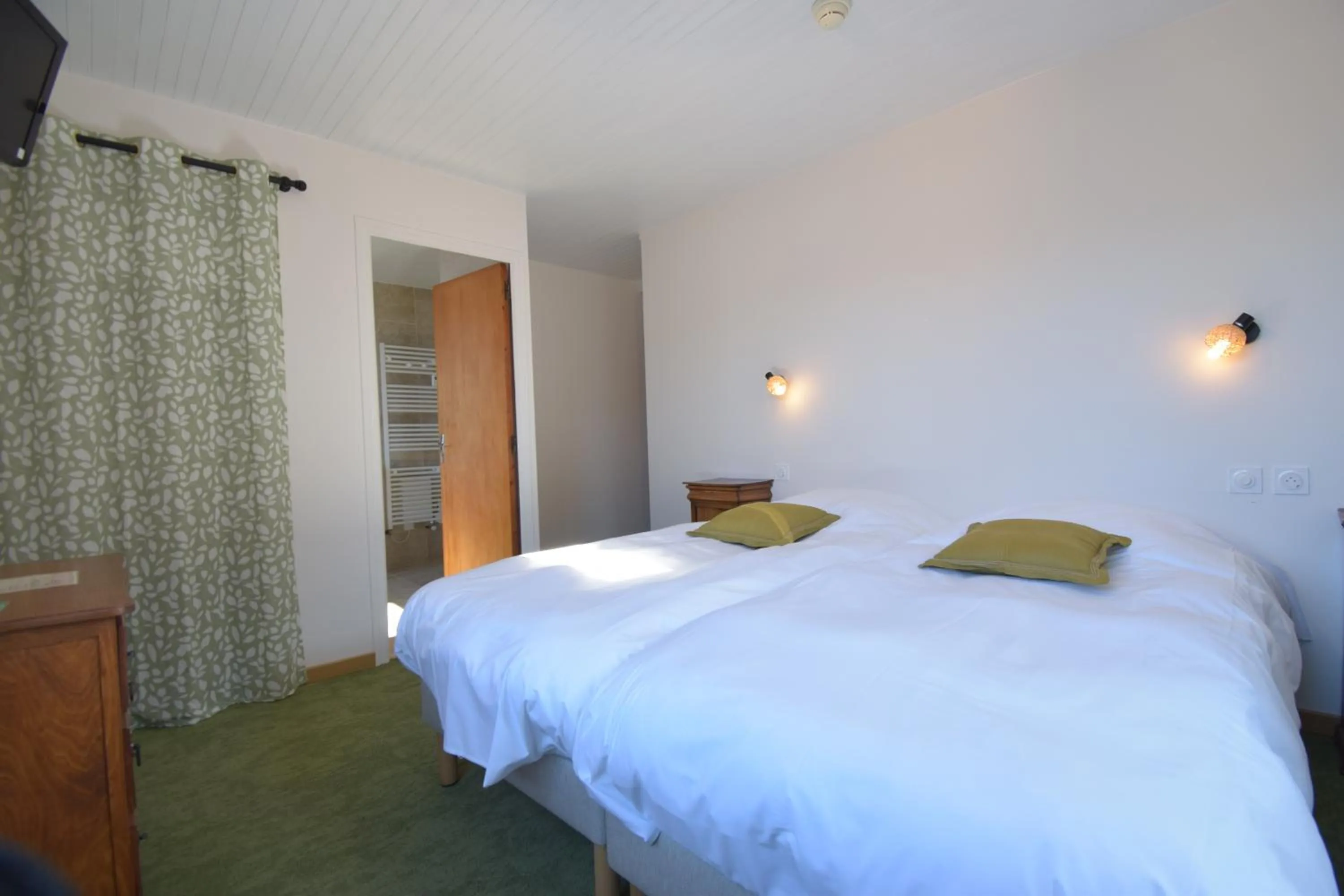 Bed in Hotel Les Chenets